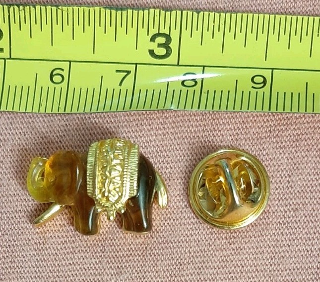 BEAUTIFUL Elephant Honey Amber and Gold Tone Jacket Lapel Pin