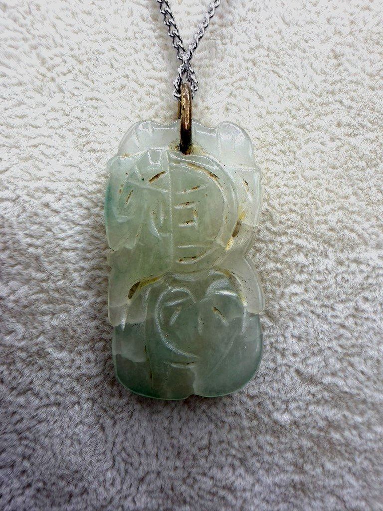 VINTAGE GREEN CARVED JADE PENDANT 17″ SILVER CHAIN