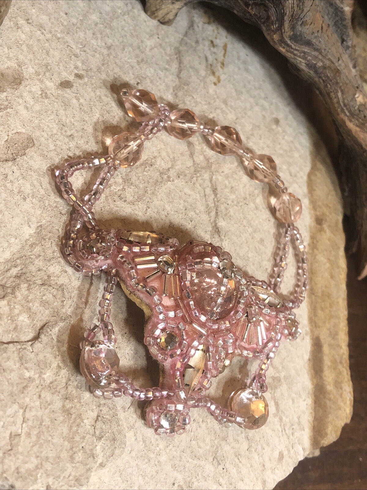 19. Vintage KAREN LANDON Faceted Glass Pink Seed Bead Dangle Bracelet 6 3/4″