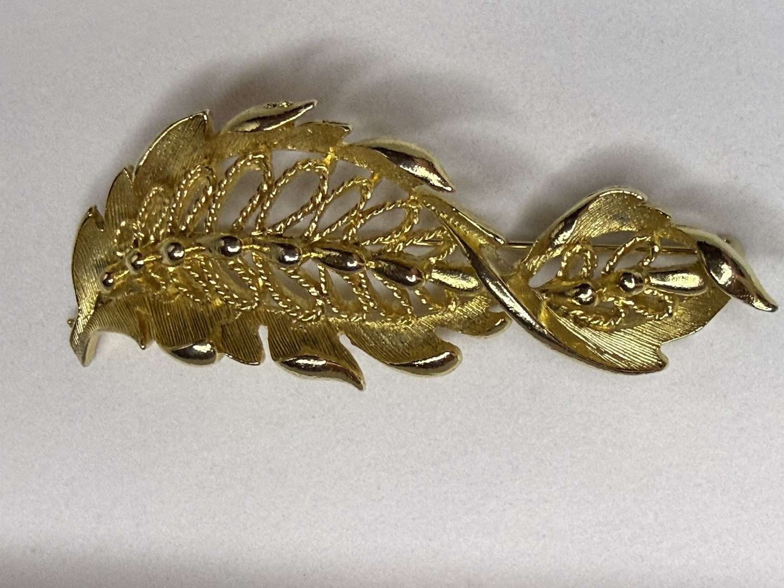 🔥Vintage Lisner Brooch Pin Textured Gold Tone Signed