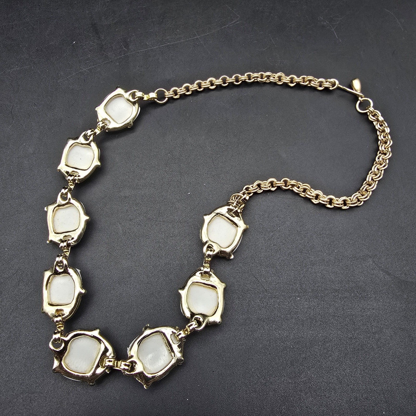 White Acrylic Sea Shell Collar Necklace Vintage Costume Jewelry Summer Beachy