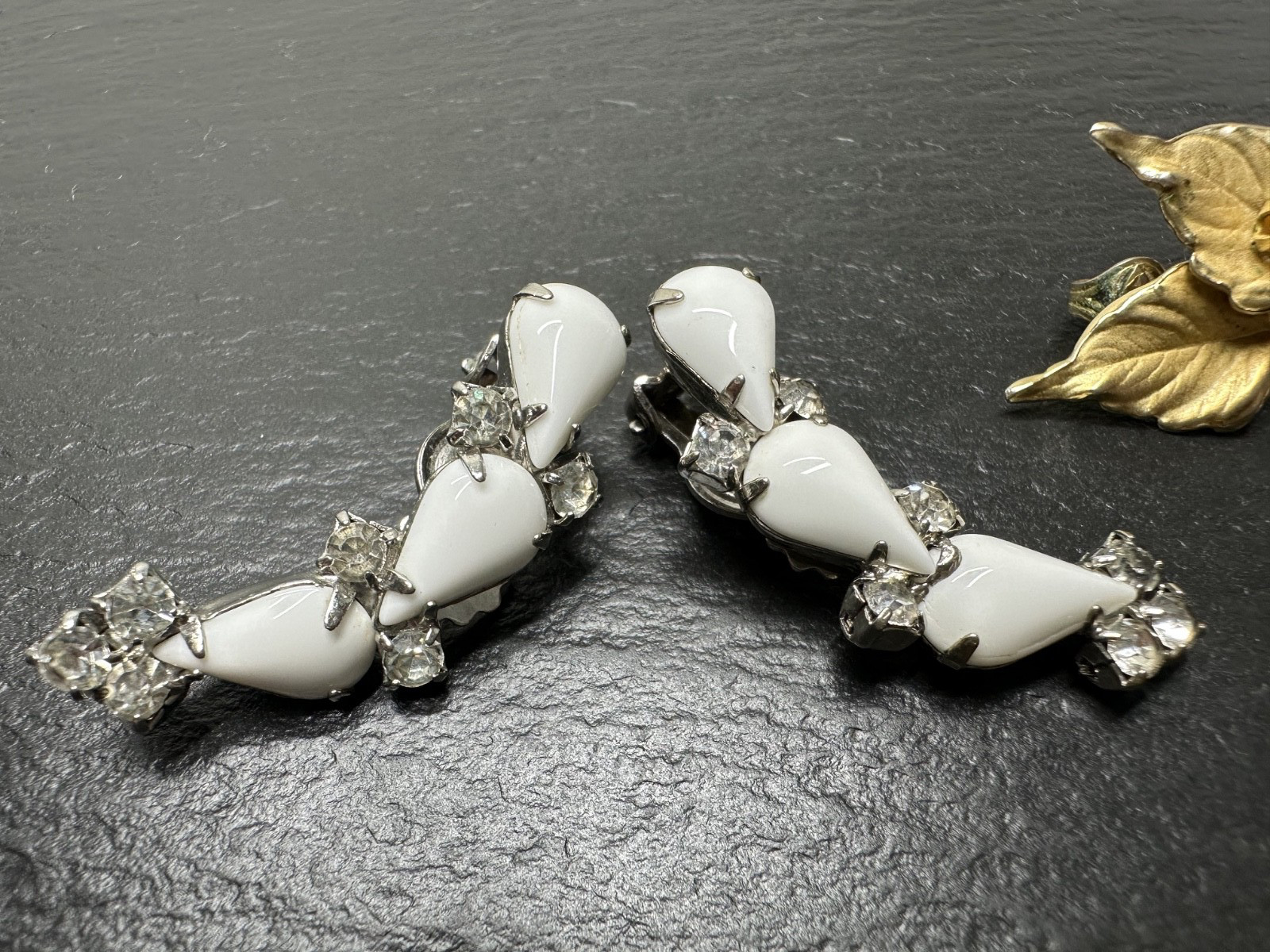 FIVE PAIR OF VINTAGE CLIP EARRINGS, DIFFERENT STYLES N12