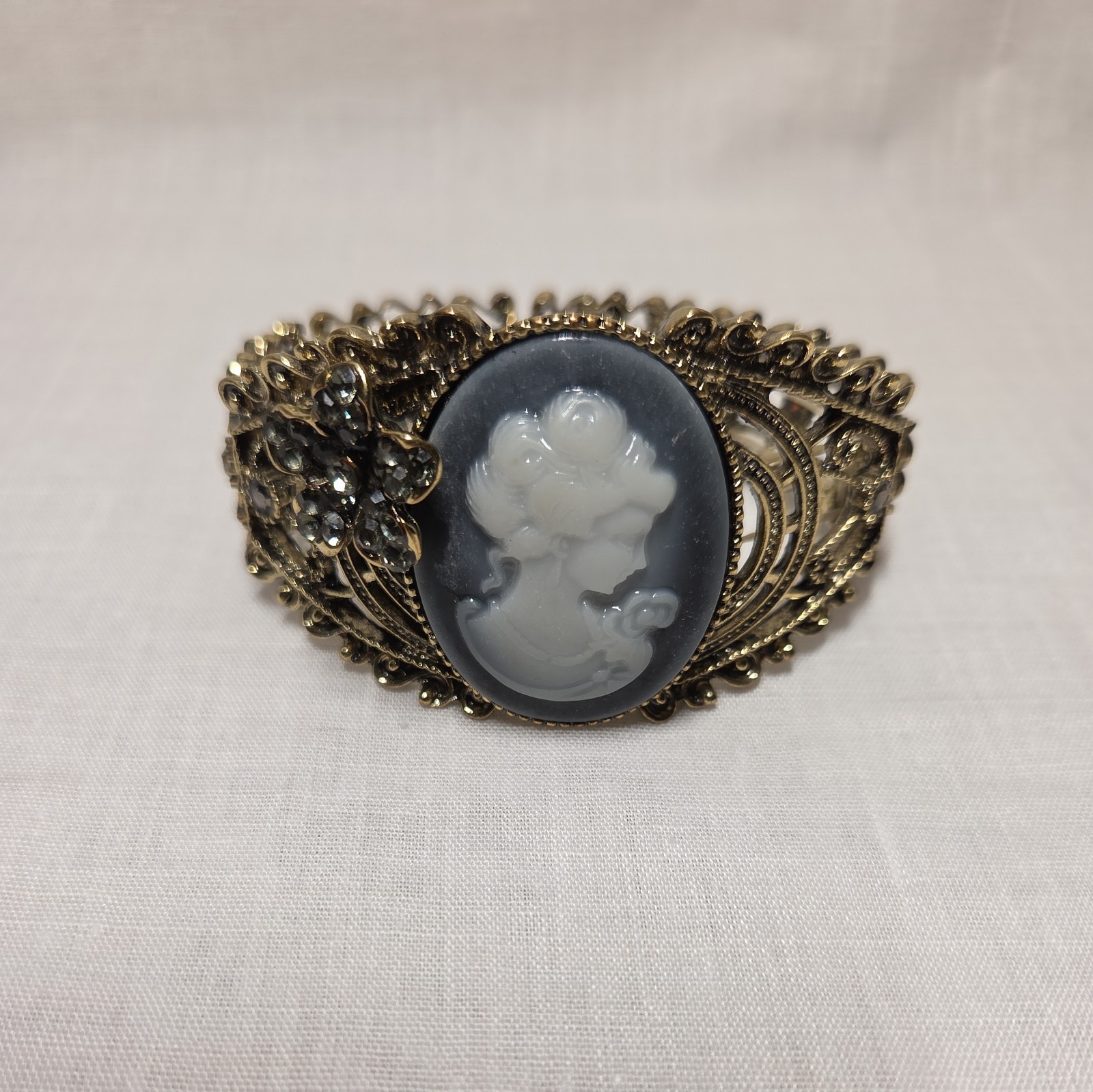Victorian Style Gold Tone Cameo Bracelet Filigree Floral Accent Stretch Band