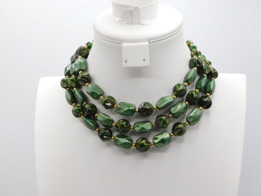 J980-VINTAGE NECKLACE~DARK GREEN/GOLD TONE~MULTI STRAND~14″-16.5″