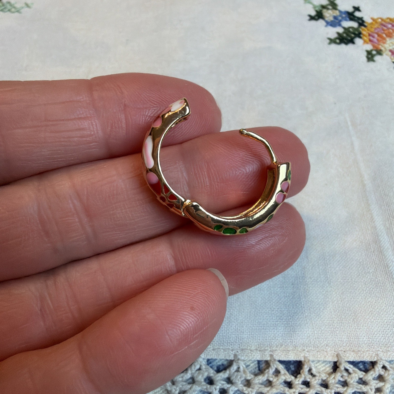 VTG Floral Enameled Metal Hoop Earrings Pink Red Gold Tone