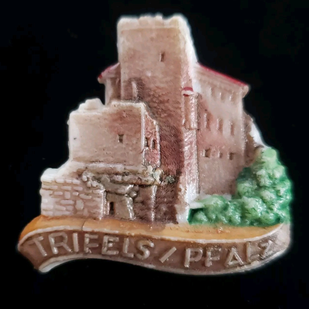 VINTAGE BROOCH SOUVENIR PLASTIC COLLECTIBLE COSTUME JEWELRY PIN