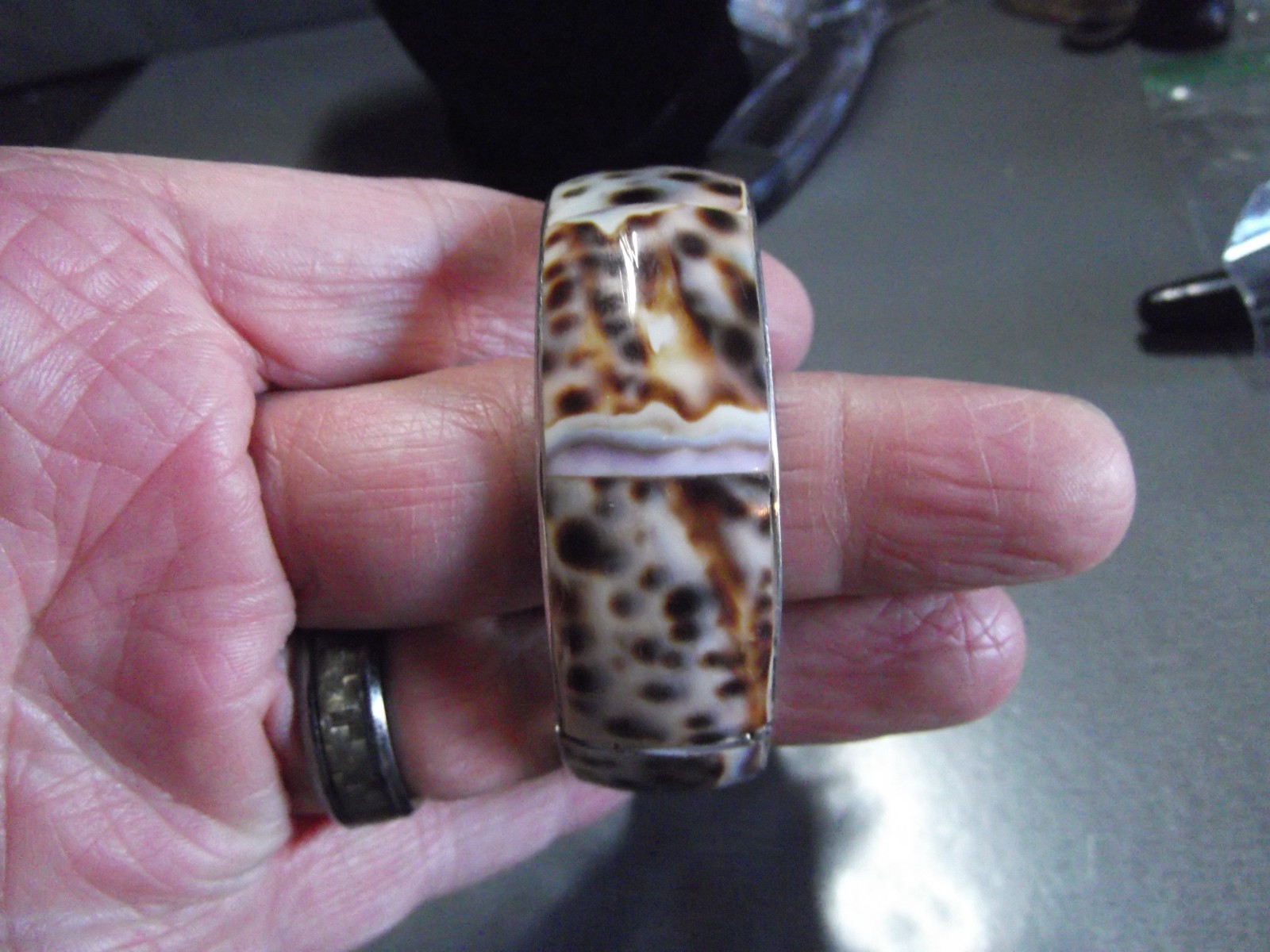 Old and Unique Vtg Shell Brass Bangele Bracelet 2.5″in