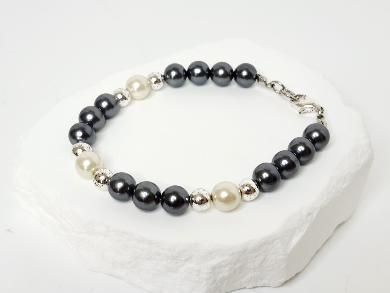 Vintage Gray And White Faux Pearl Bracelet – Freshwater Look – READ