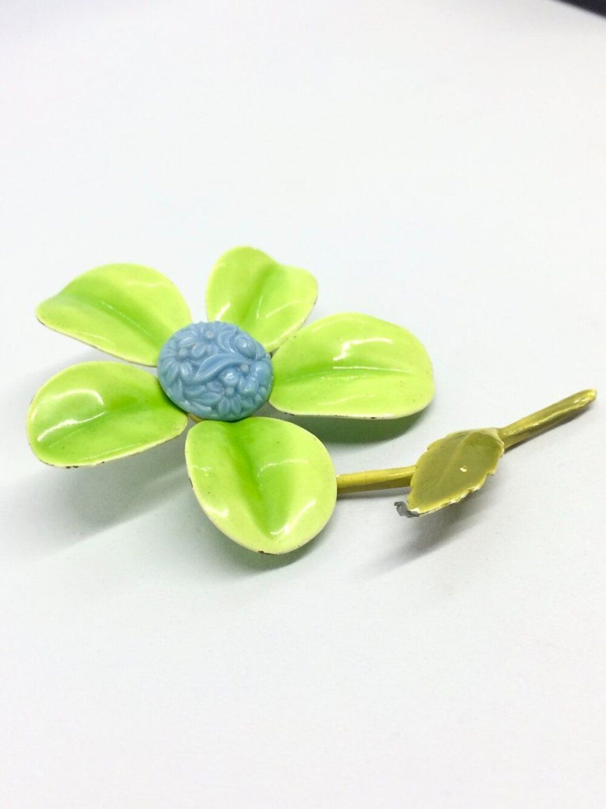 VINTAGE ENAMEL BROOCH Flower Lime Green Blue Molded Plastic Mod Pop Art 60s