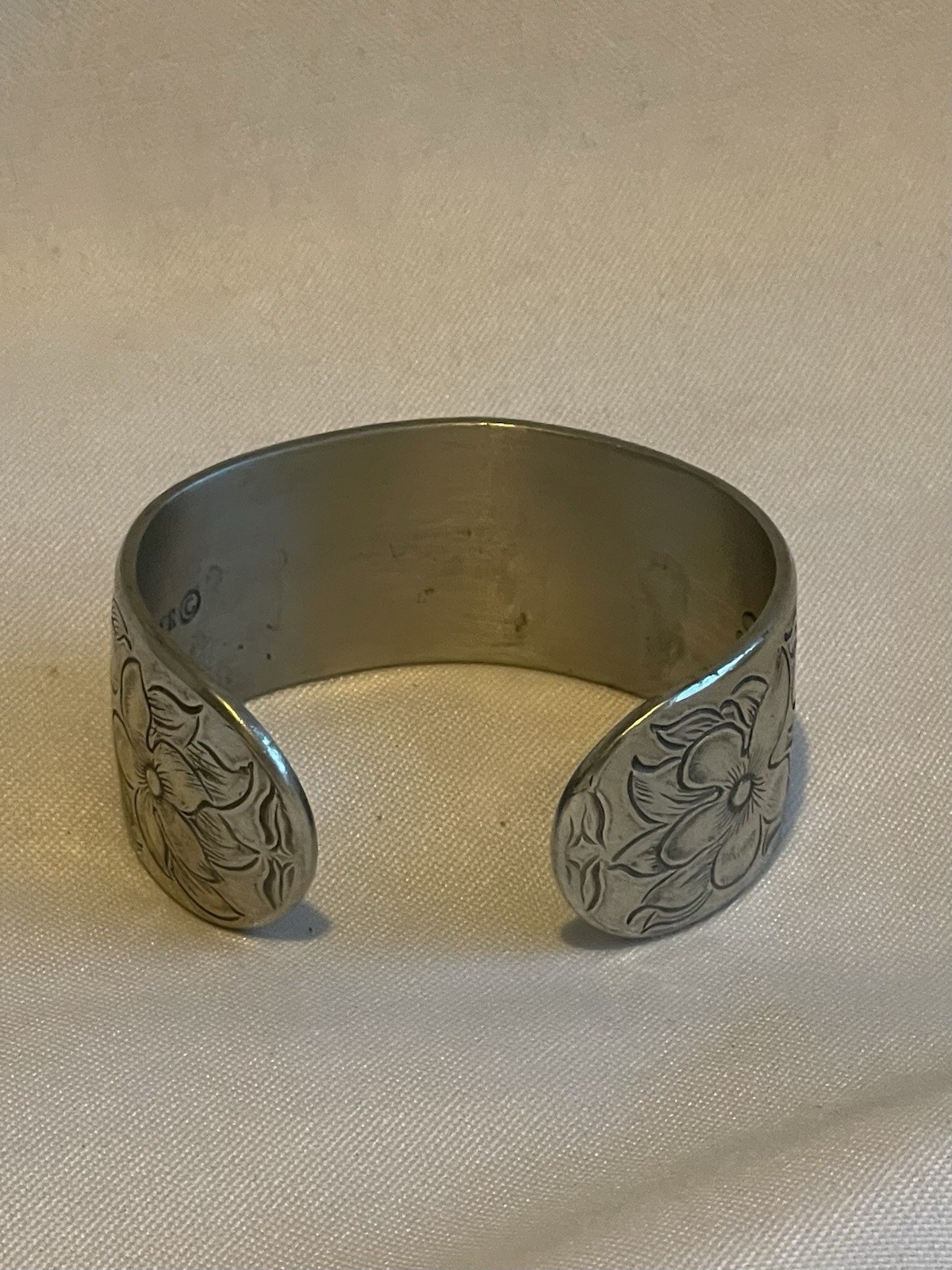 Vtg Salisbury Pewter Etched Floral Violets Pewter Cuff Bracelet “February”