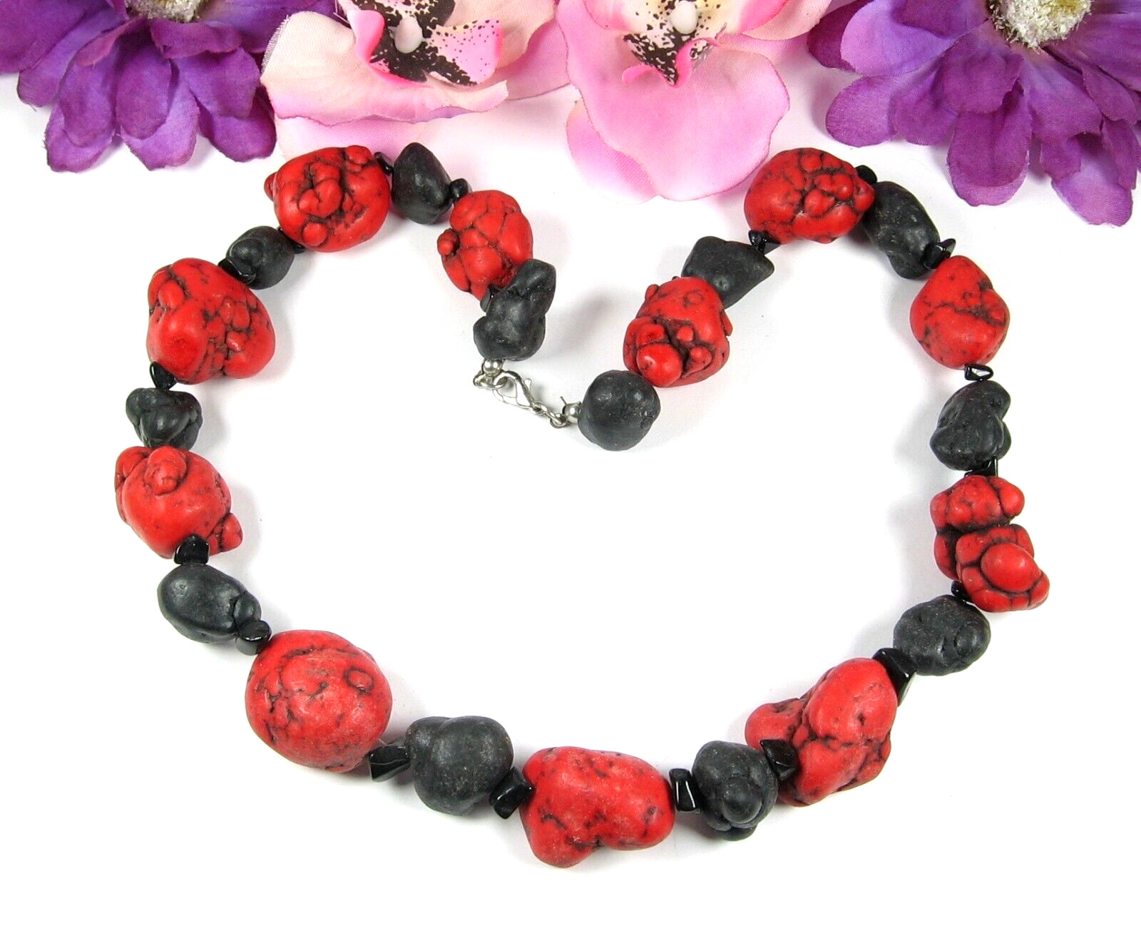 RED Veined and BLACK STONE BEADED NECKLACE Vintage Bulge Beads HEAVY 20″