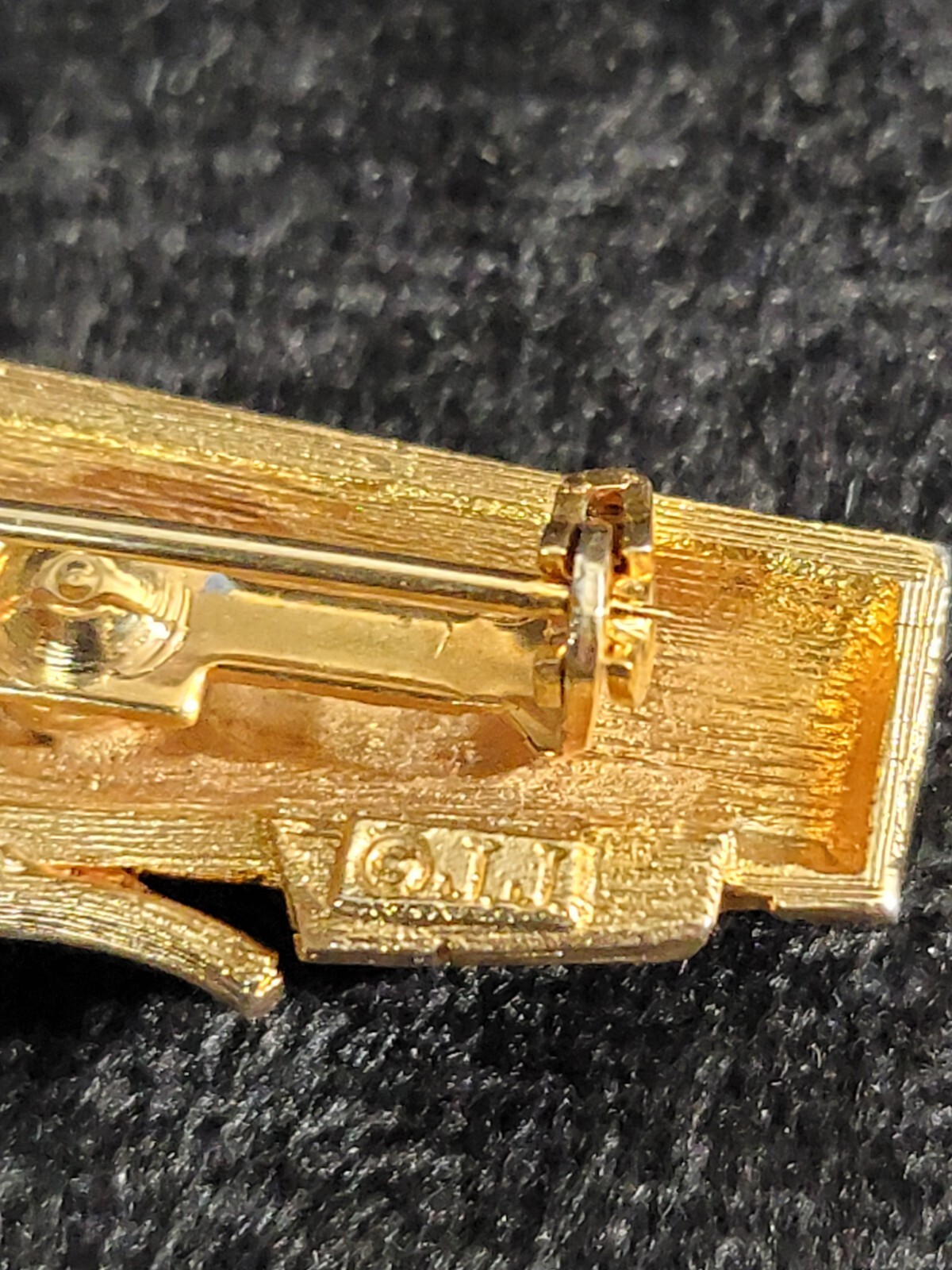 Vintage JONETTE, J.J. Goldtone Sports Golf Bag Brooch with Locking Safety Clasp