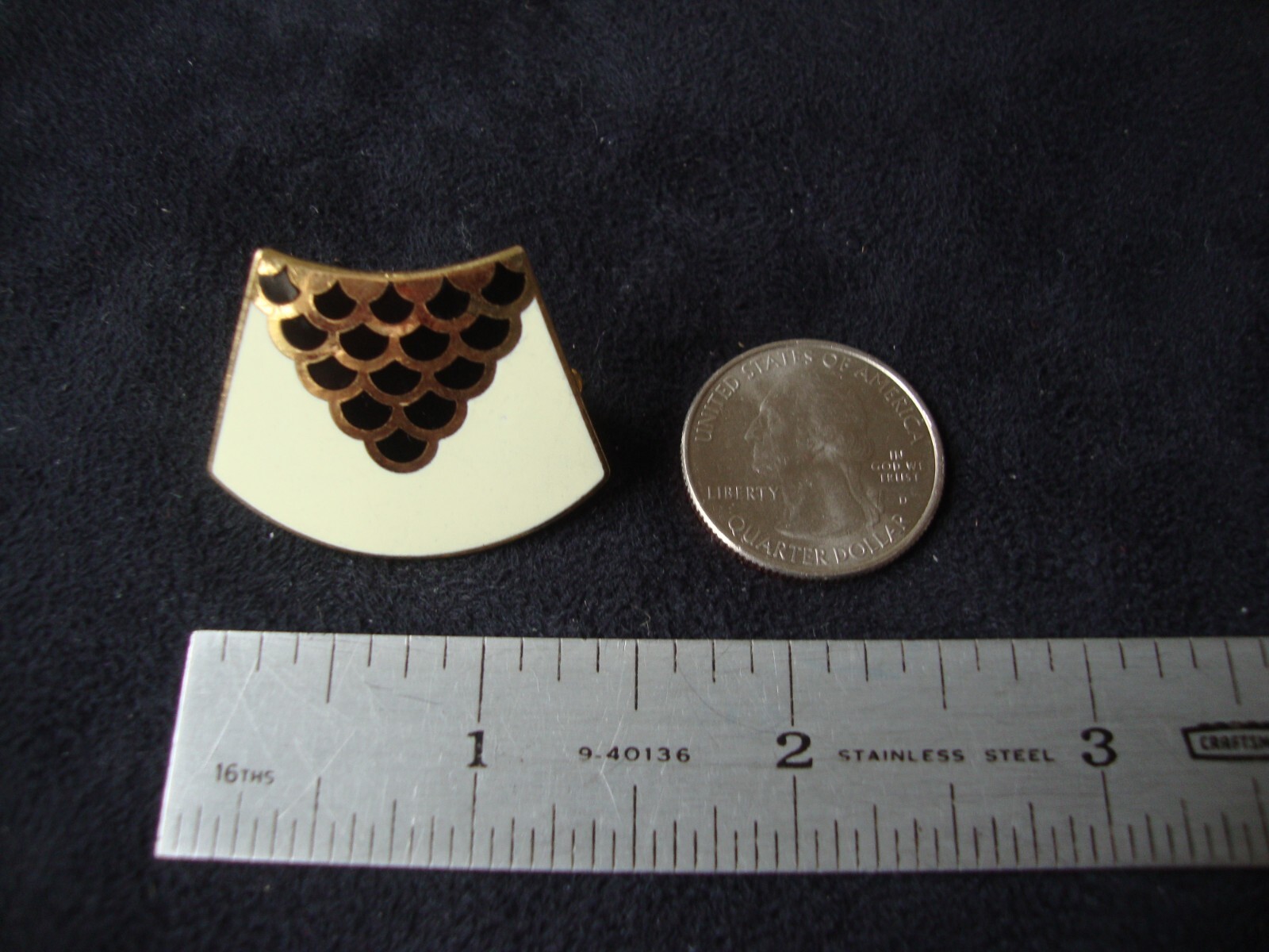 Vintage Retro Abstract Fan Cloisonne Black & White Enamel Gold Tone Scarf Clip
