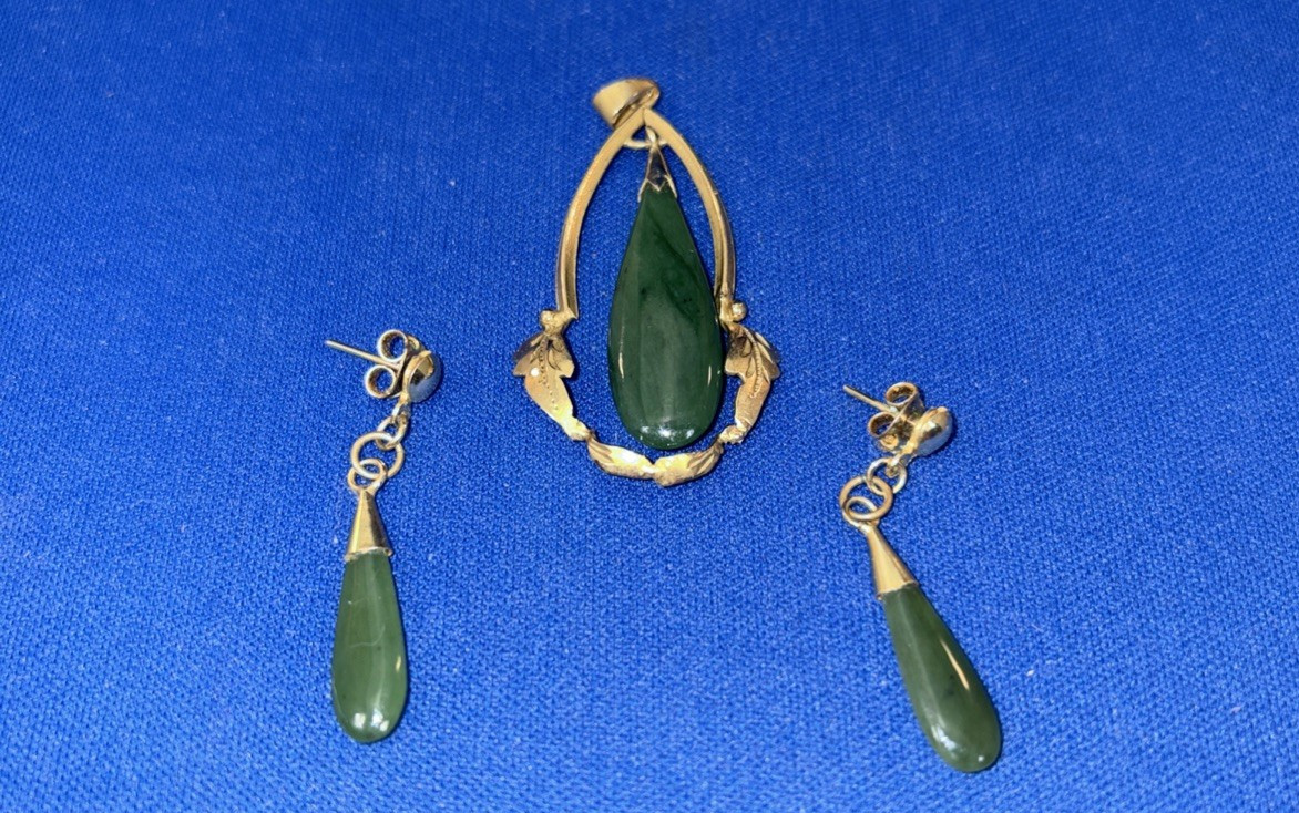 Vintage Tear Drop Jade Green Gold Tone Pendant & Earrings