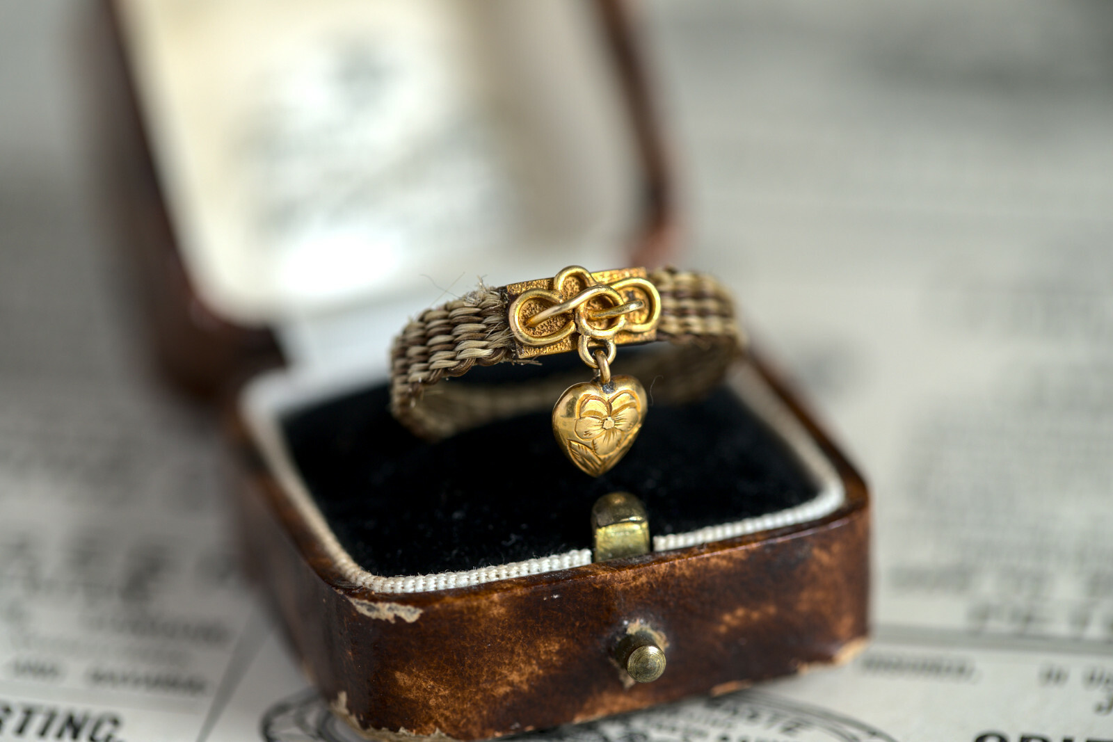 ANTIQUE VICTORIAN ENGLISH 15K GOLD HAIR MOURNING RING w/ TINY HEART CHARM c1850