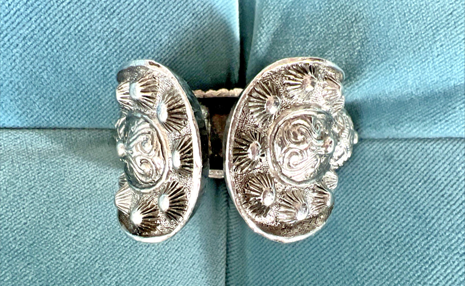 VINTAGE KENNETH JAY LANE KJL SILVER TONE ESTRUSCAN HINGED CUFF BRACELET