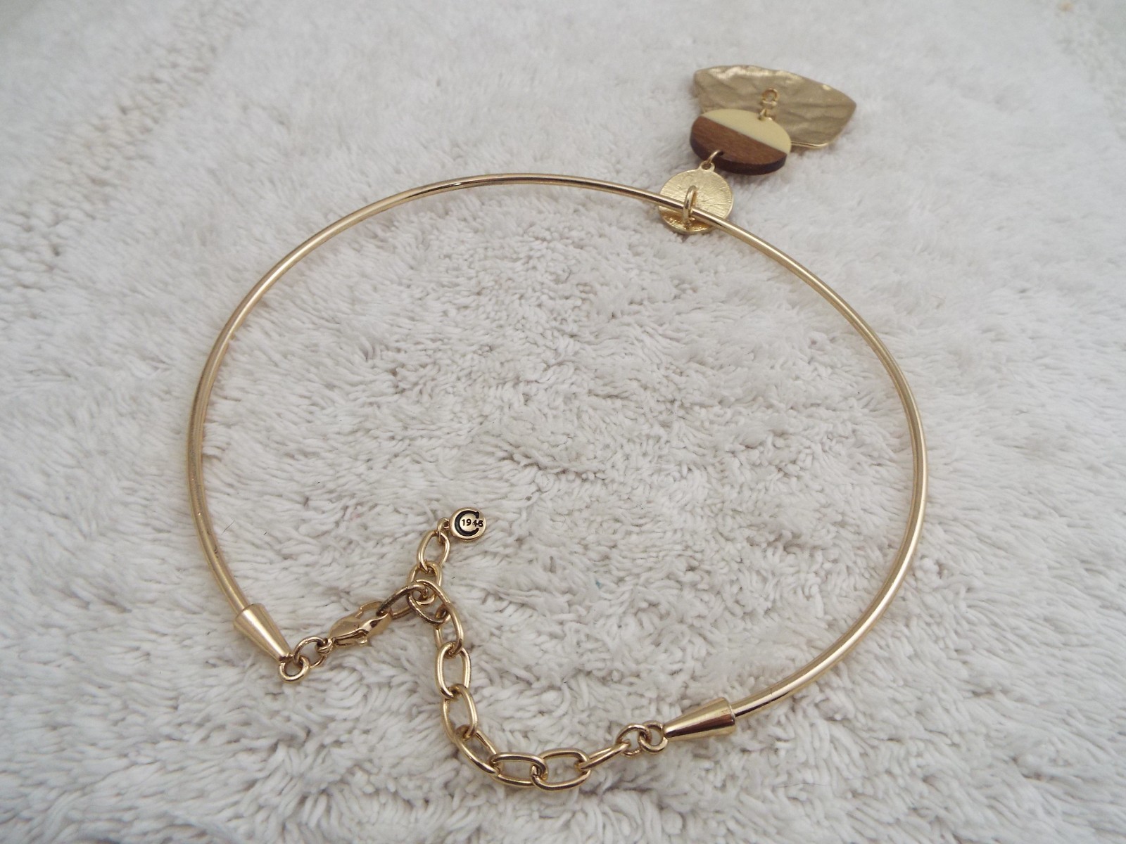 “C 1946 “Goldtone Hammered Pendant Collar Necklace (J48)