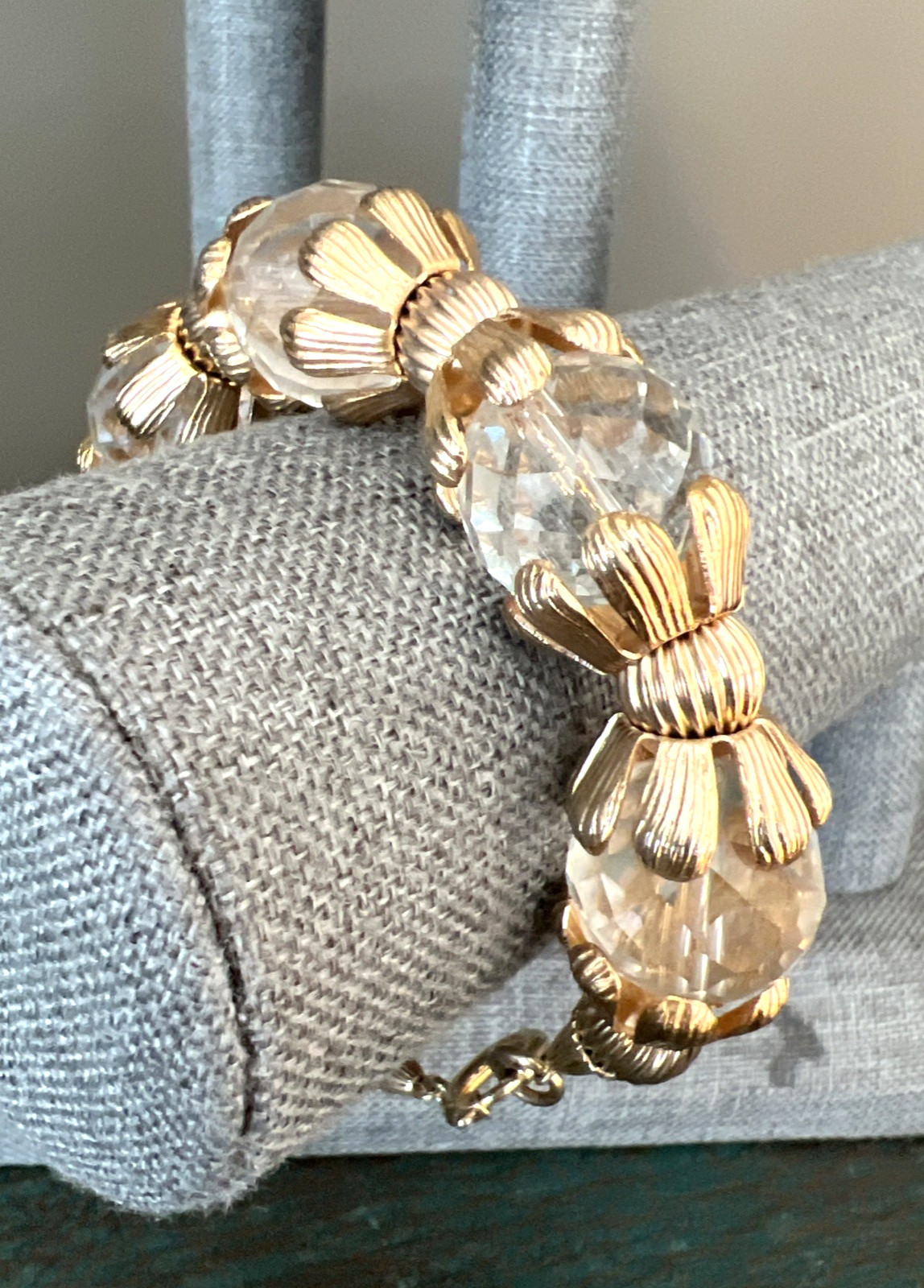 VINTAGE SARAH COVENTRY GOLDEN ICE CLEAR CRYSTAL GOLDTONE BEAD BRACELET 9″ X 3/4″