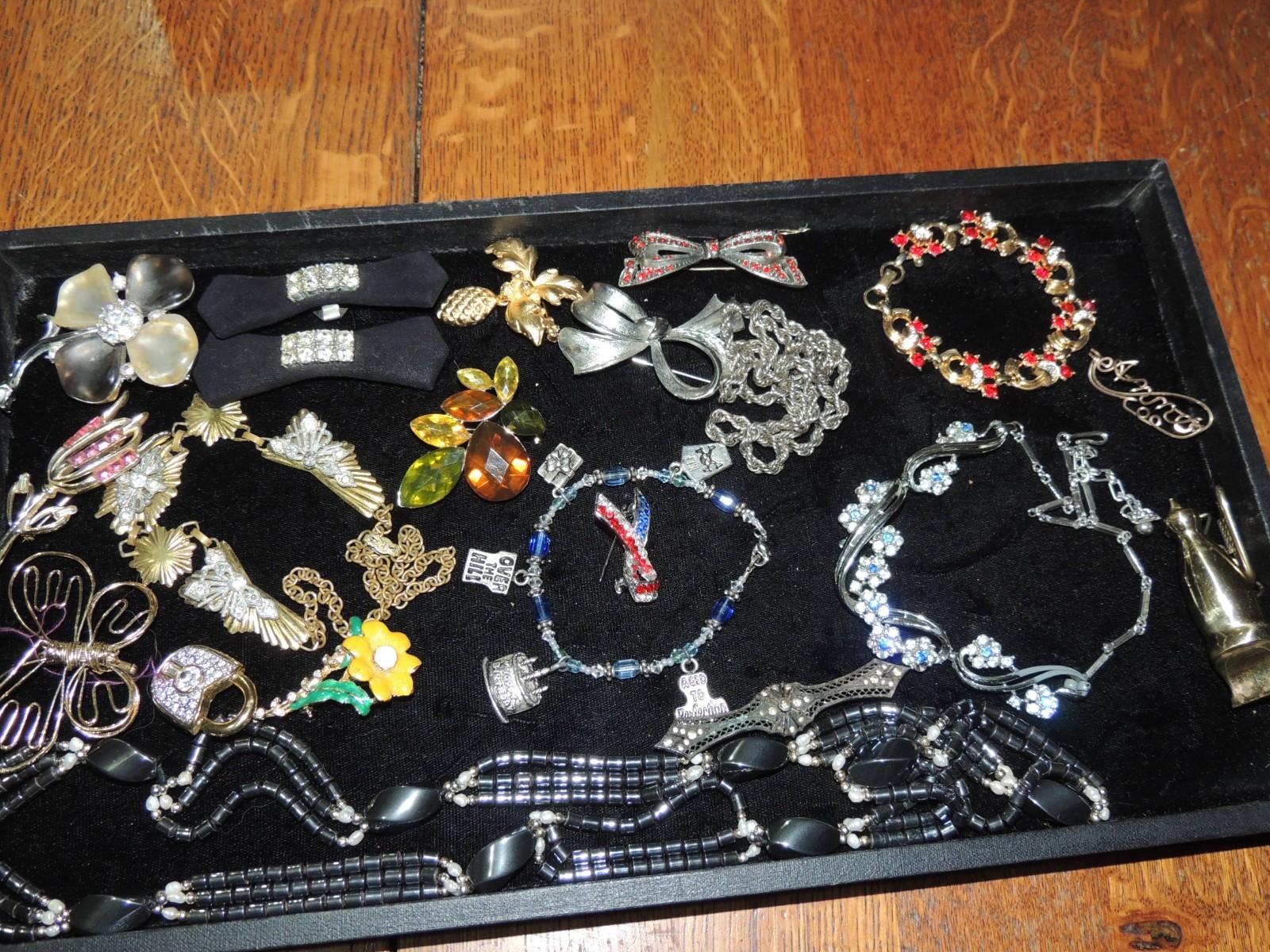 160 + ASSORTED COSTUME JEWELRY 98% VG RINGS, BRACELETS, NECKLACES, PINS & EARRIN