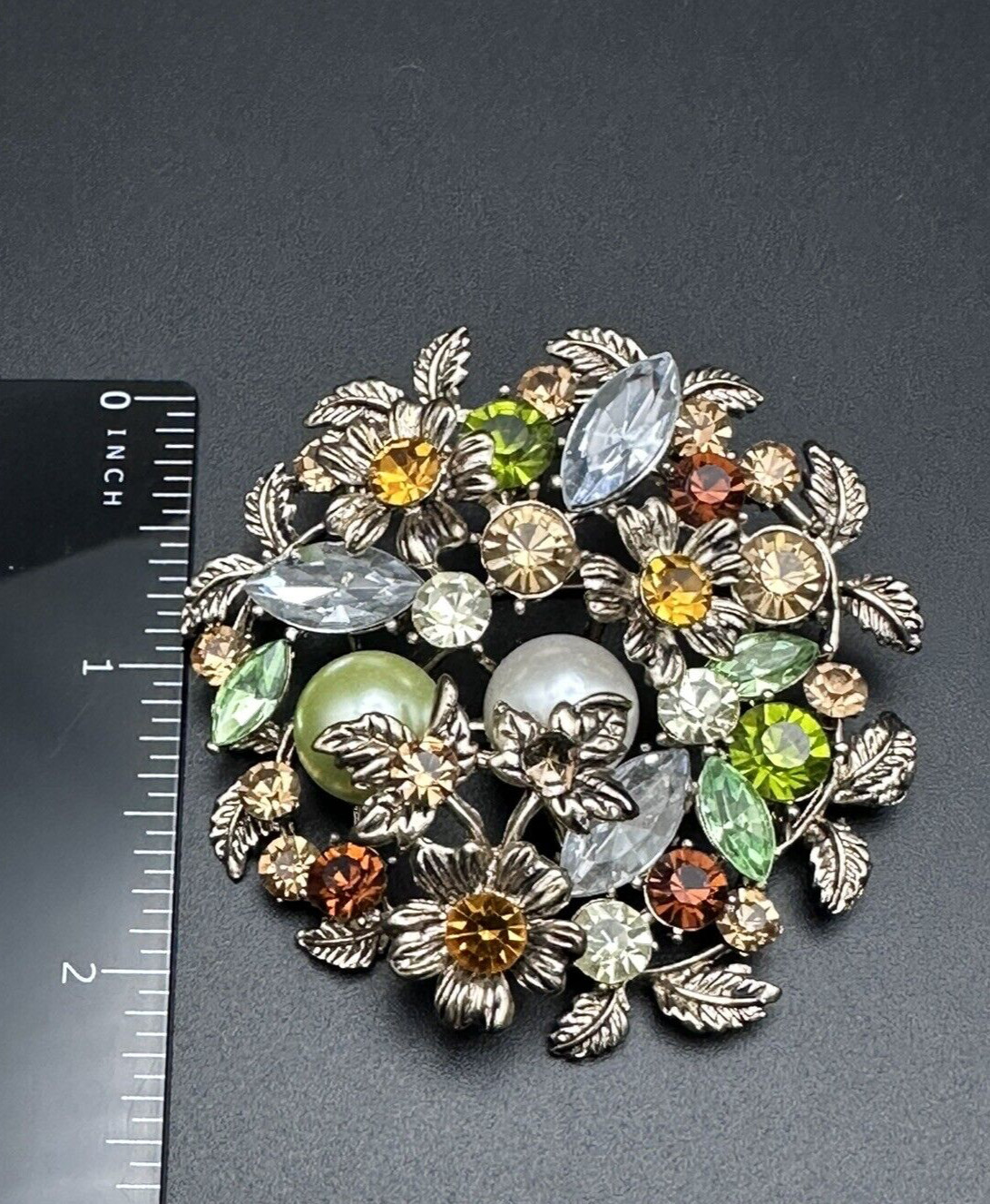 VTG GOLD TONE FLORAL PIN/BROOCH WITH GREEN, AMBER, CLEAR, BROWN RHINESTONES K832