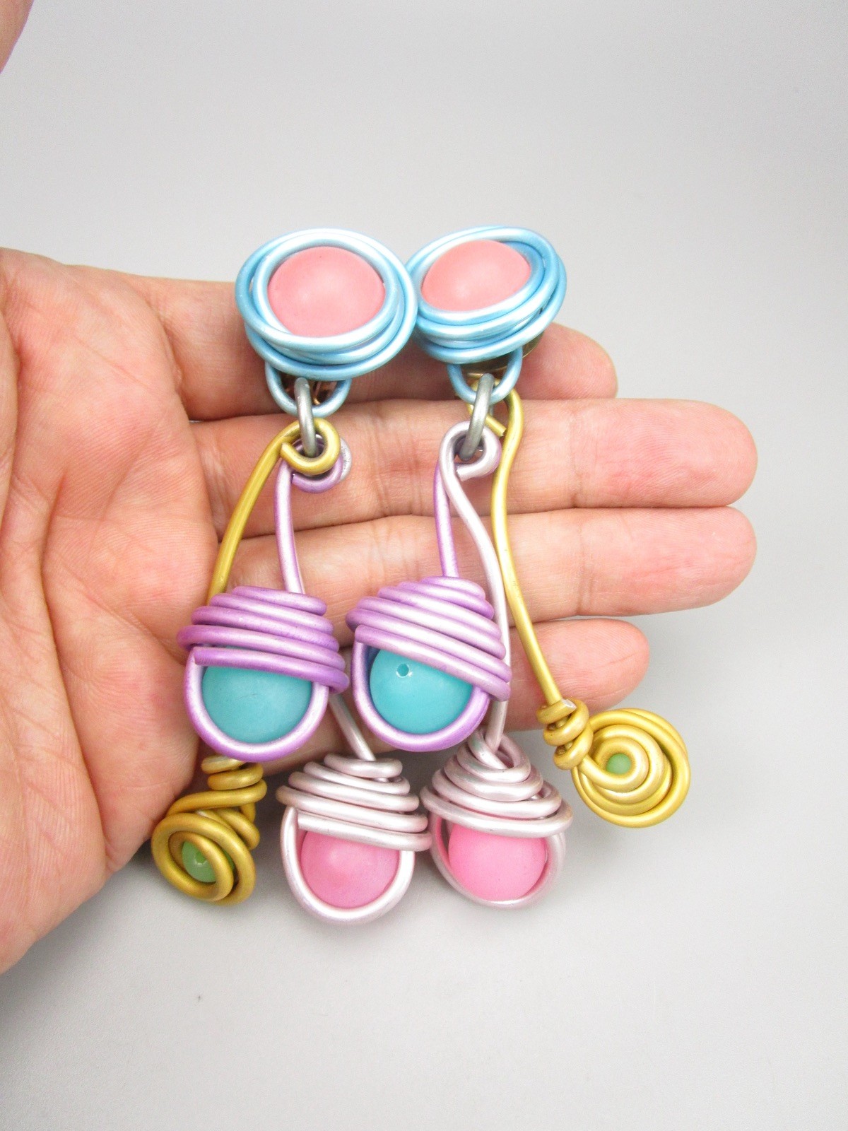 COLORFUL VINTAGE JILL FAGIN ANODIZED ALUMINUM RESIN BEAD 4″ EARRINGS