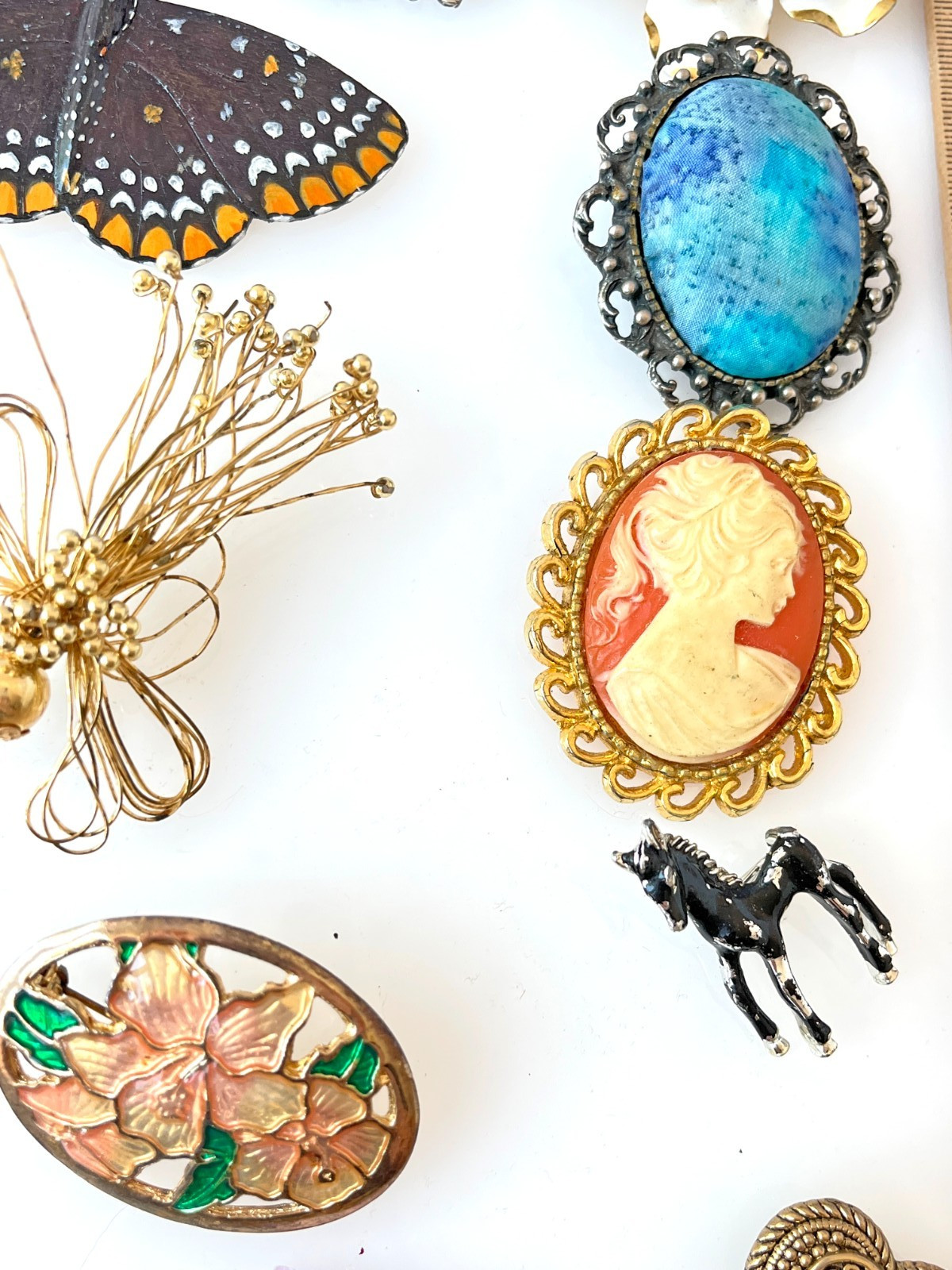 Lot Vintage 20 Brooches Flowers, Butterflies, Boat, Fish, Horse, Hearts, Cameo