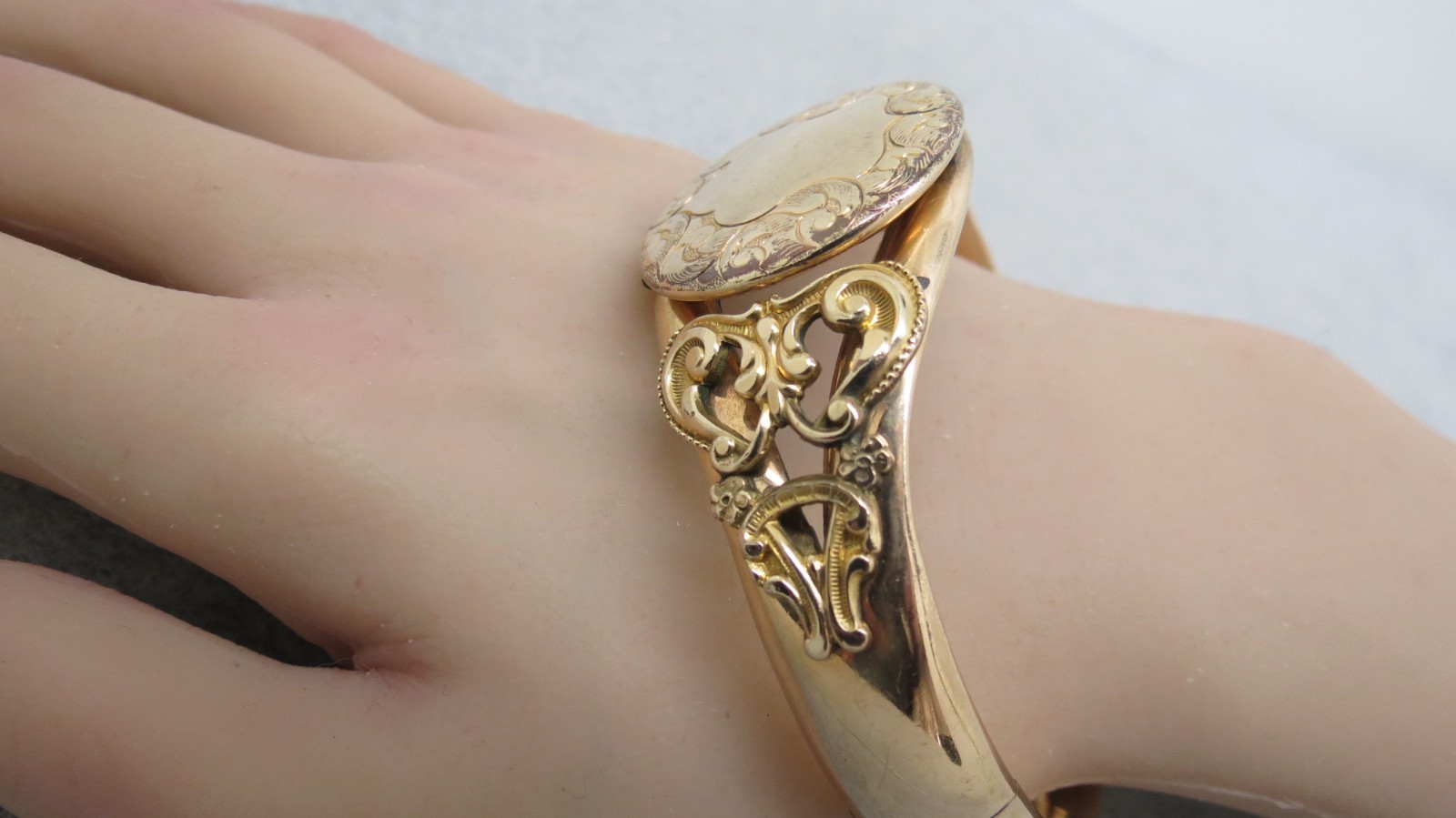 Victorian Gold Filled Bangle Bracelet 43 Grams AC Co Hinged 7.75″ Photo Locket