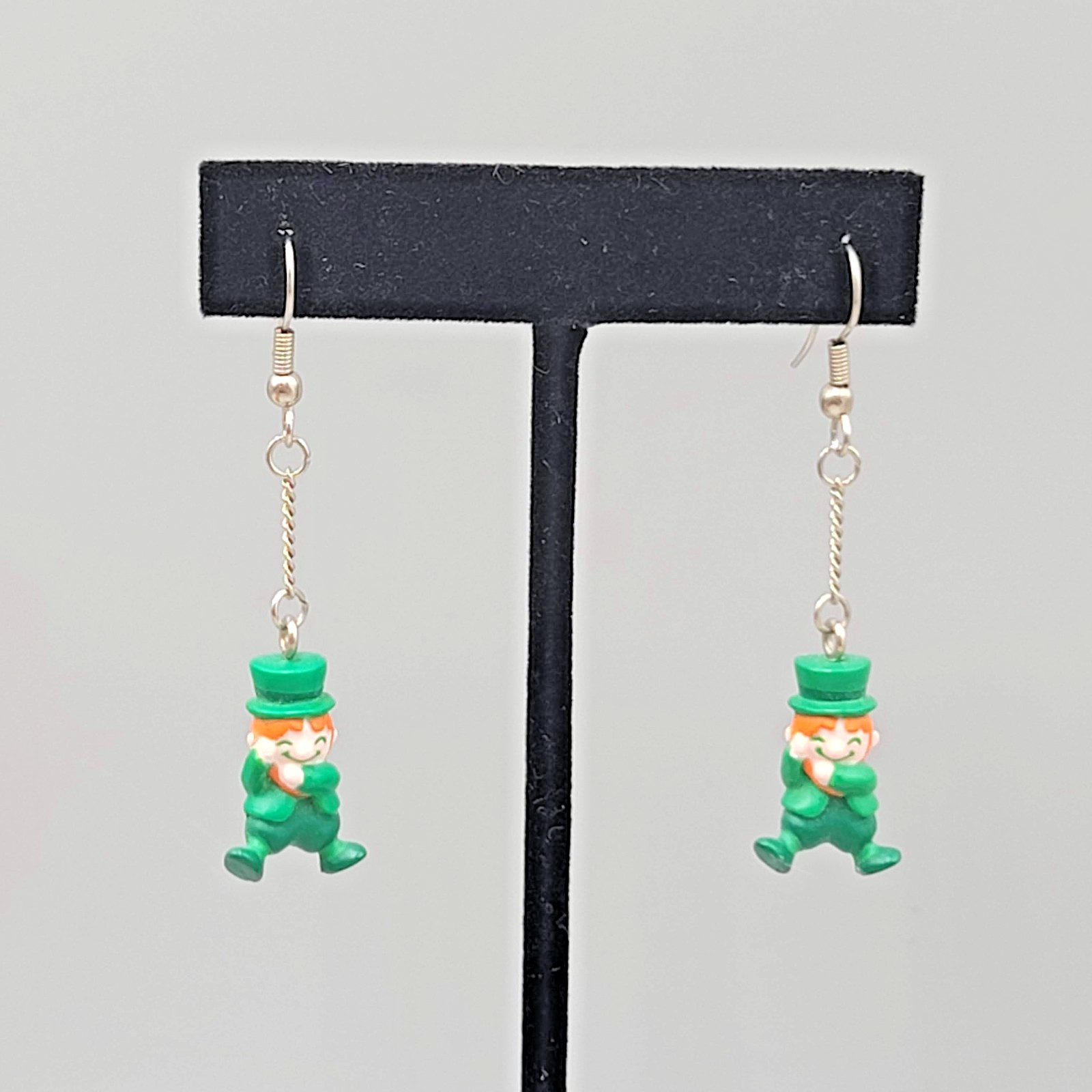 Vintage Hallmark Leprechaun Pierced Earrings Silver tone Chain Dangle 1.5″