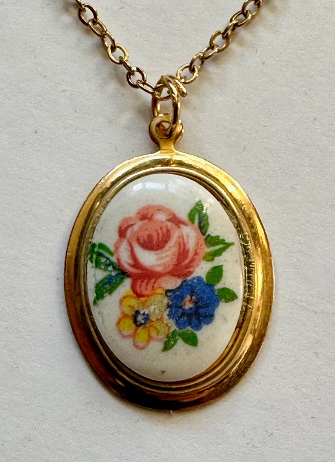 Vintage oval goldish brass w ROSE flower cabachon pendant 1 ” necklace 20″ GP