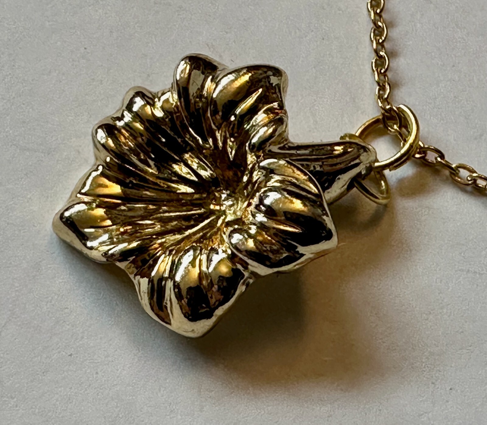 Vintage JEWELRY SET flower gold tone plastic charm 1″ necklace l8″ GP & EARRING