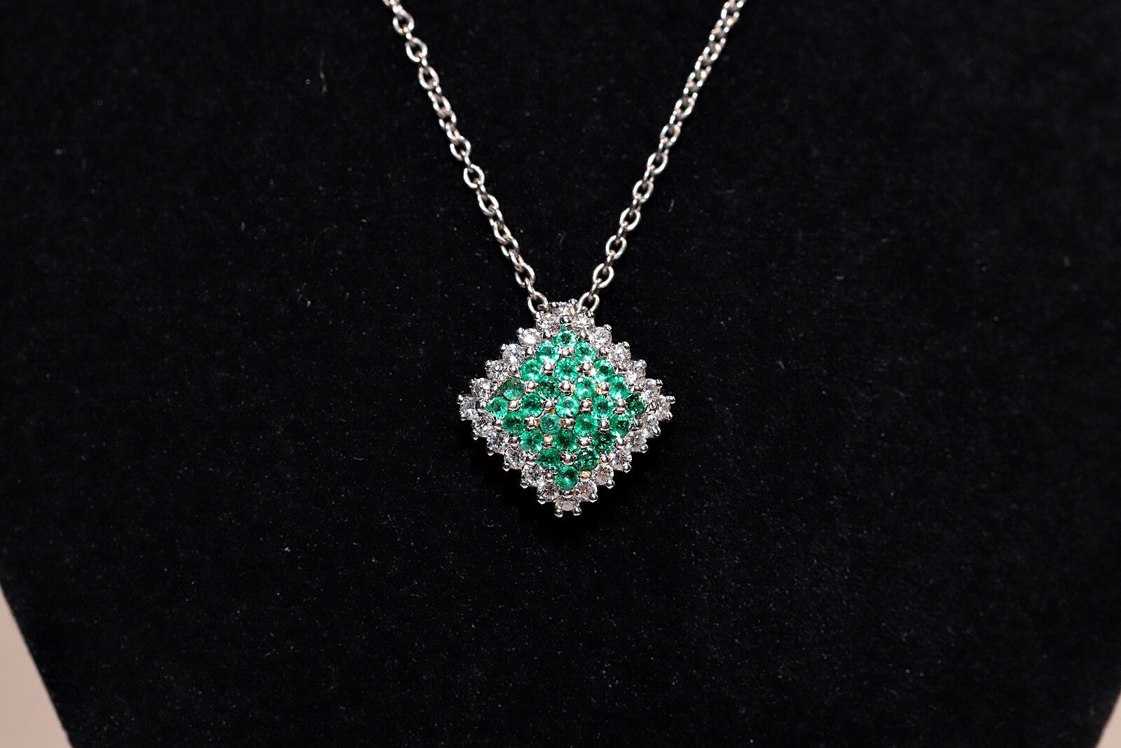 Vintage 18k Gold Natural Diamond And Emerald Decorated Necklace