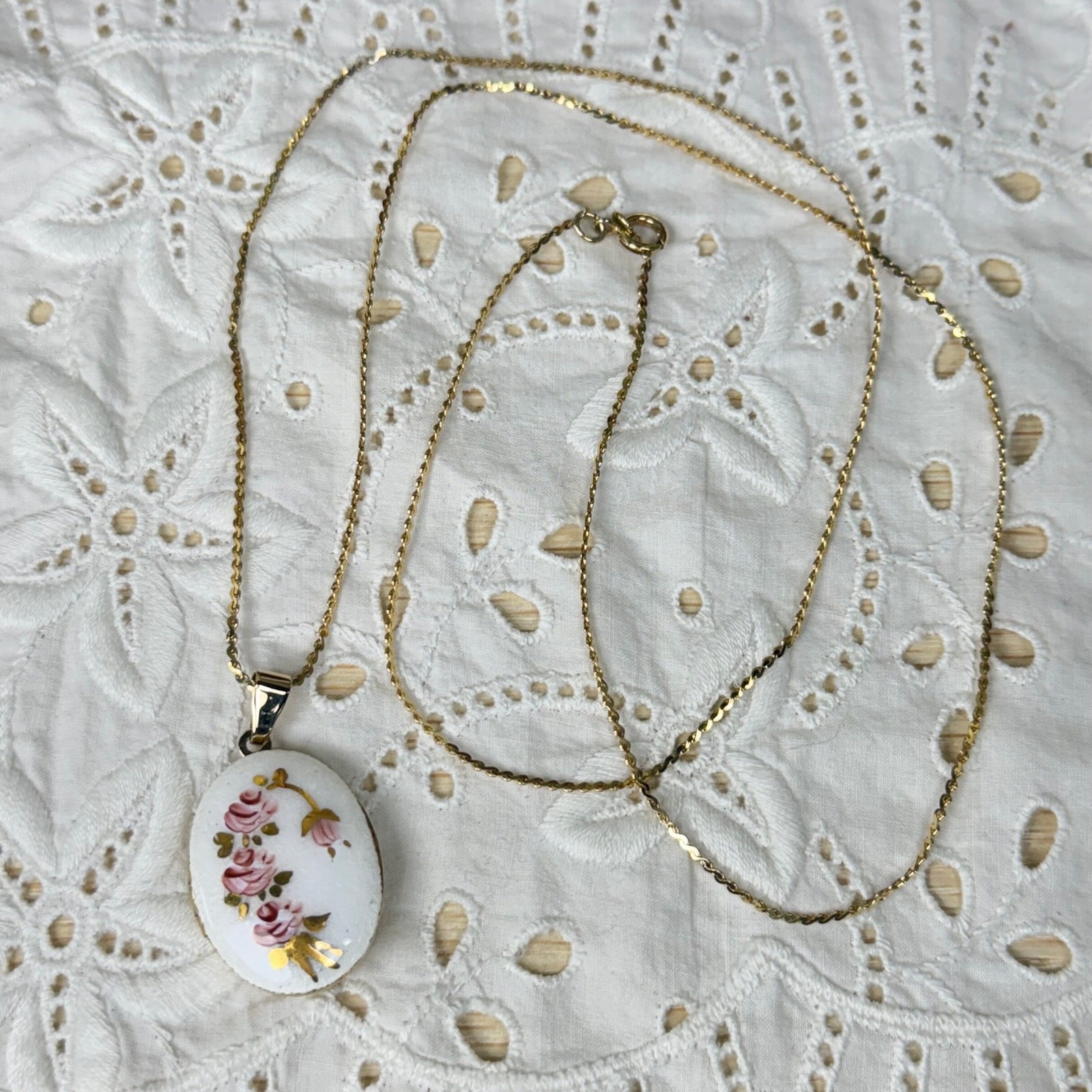 Vintage Oval Floral Locket Pendant Necklace Victorian Coquette Cottage Dolly