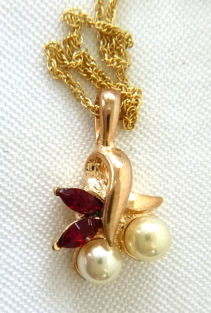 Elegant ROMAN Vintage 18″ Necklace 3/4″ Earrings Set Red Crystals Sim Pearls