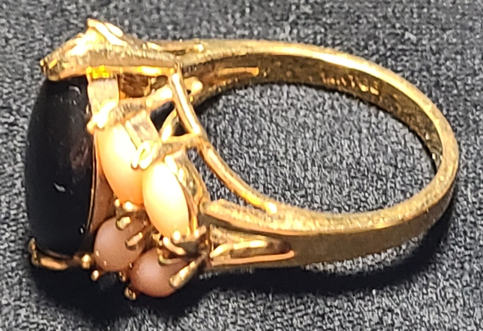 VINTAGE GOLD ELECTROPLATED COCKTAIL CORAL BLACK GEM SIGNED 14 KTGE RING SIZE 7.5