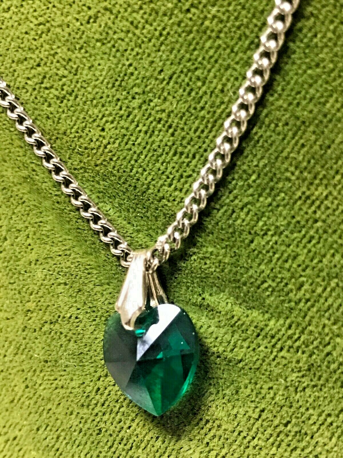 VTG NECKLACE~SIMULATED EMERALD HEART MAY BIRTHSTONE~15.5″~SILVER TONE W GIFT BOX