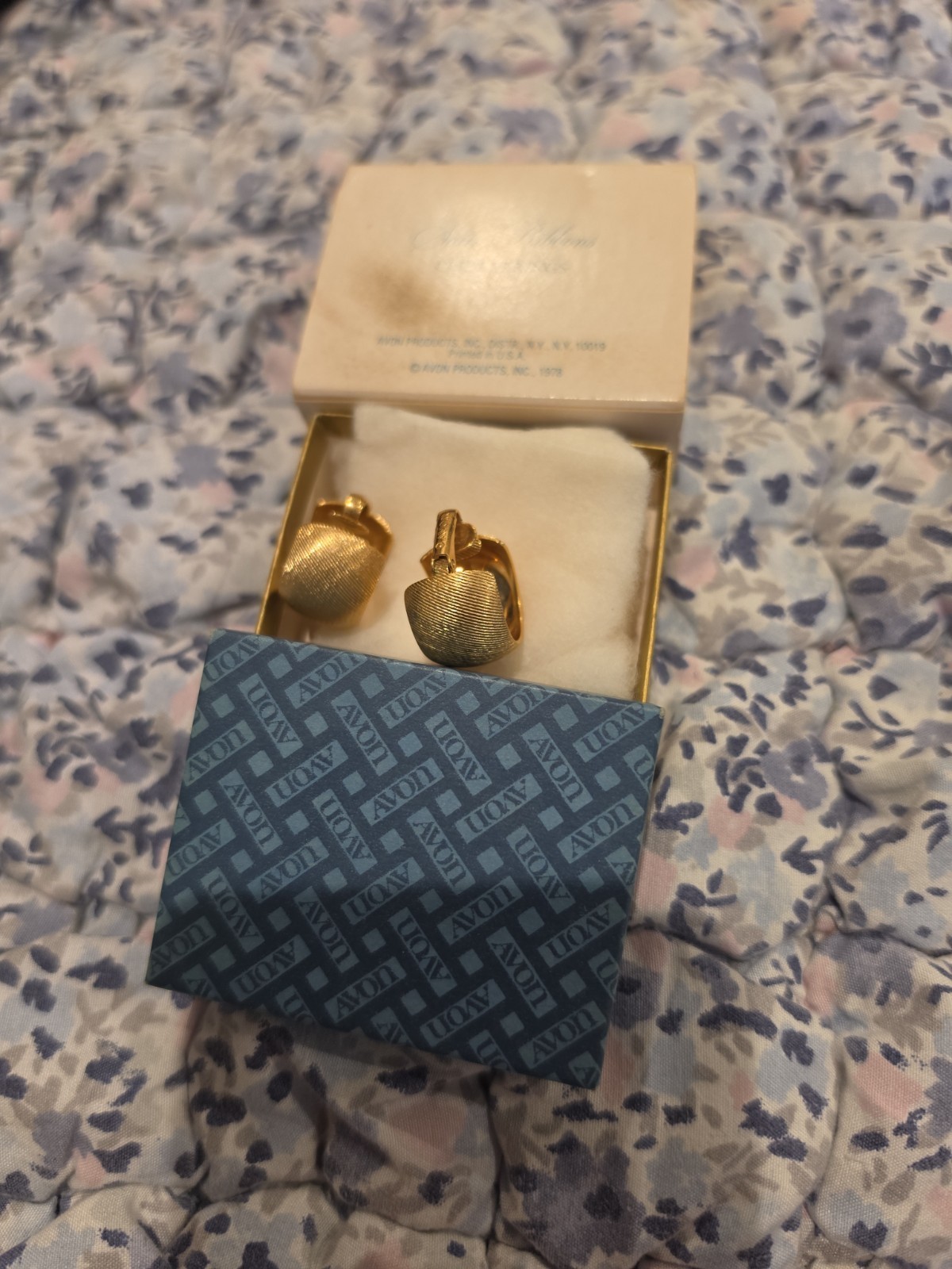 Satin Ribbons Clip Earrings Vintage Avon Fashion Accents 1978 Gold Tone Wide