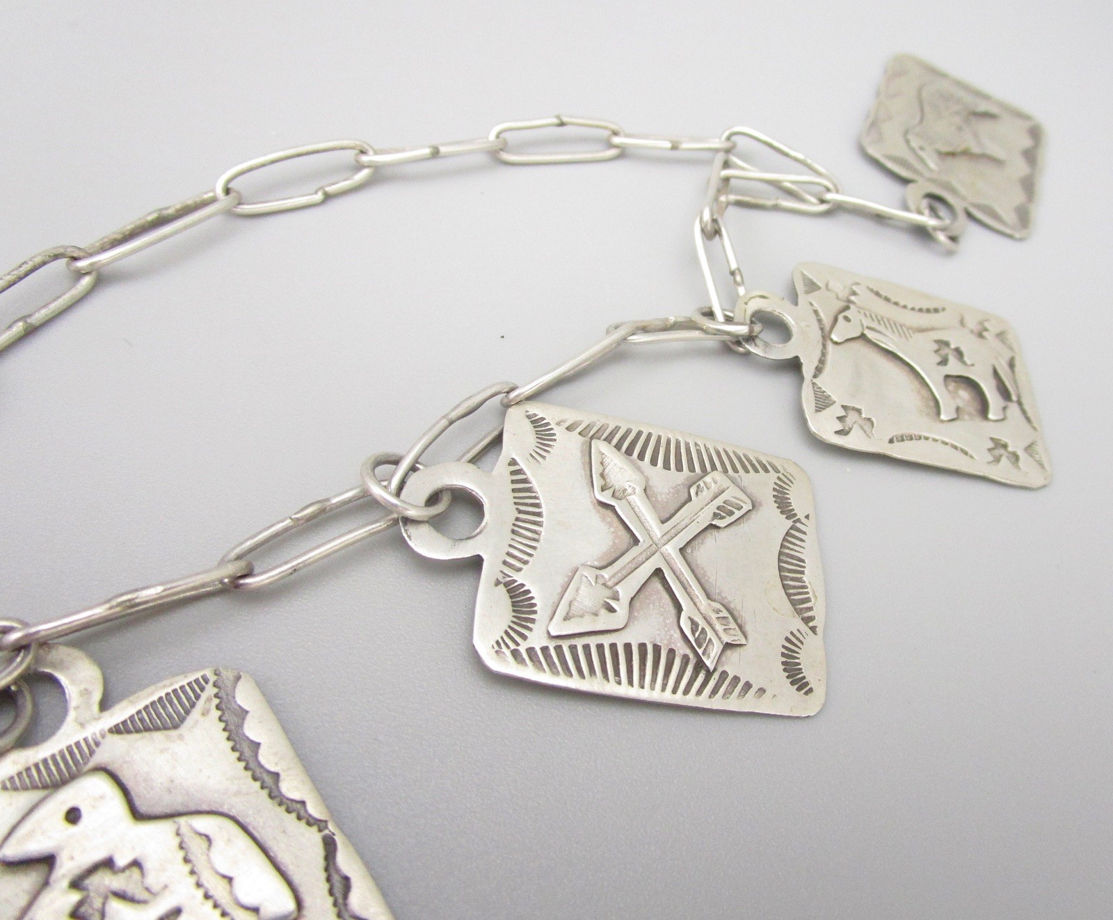 AMAZING 34″ NAVAJO STERLING NECKLACE W/ 15 DOG LUGGAGE TAG DOGTAG CHARMS – 75G