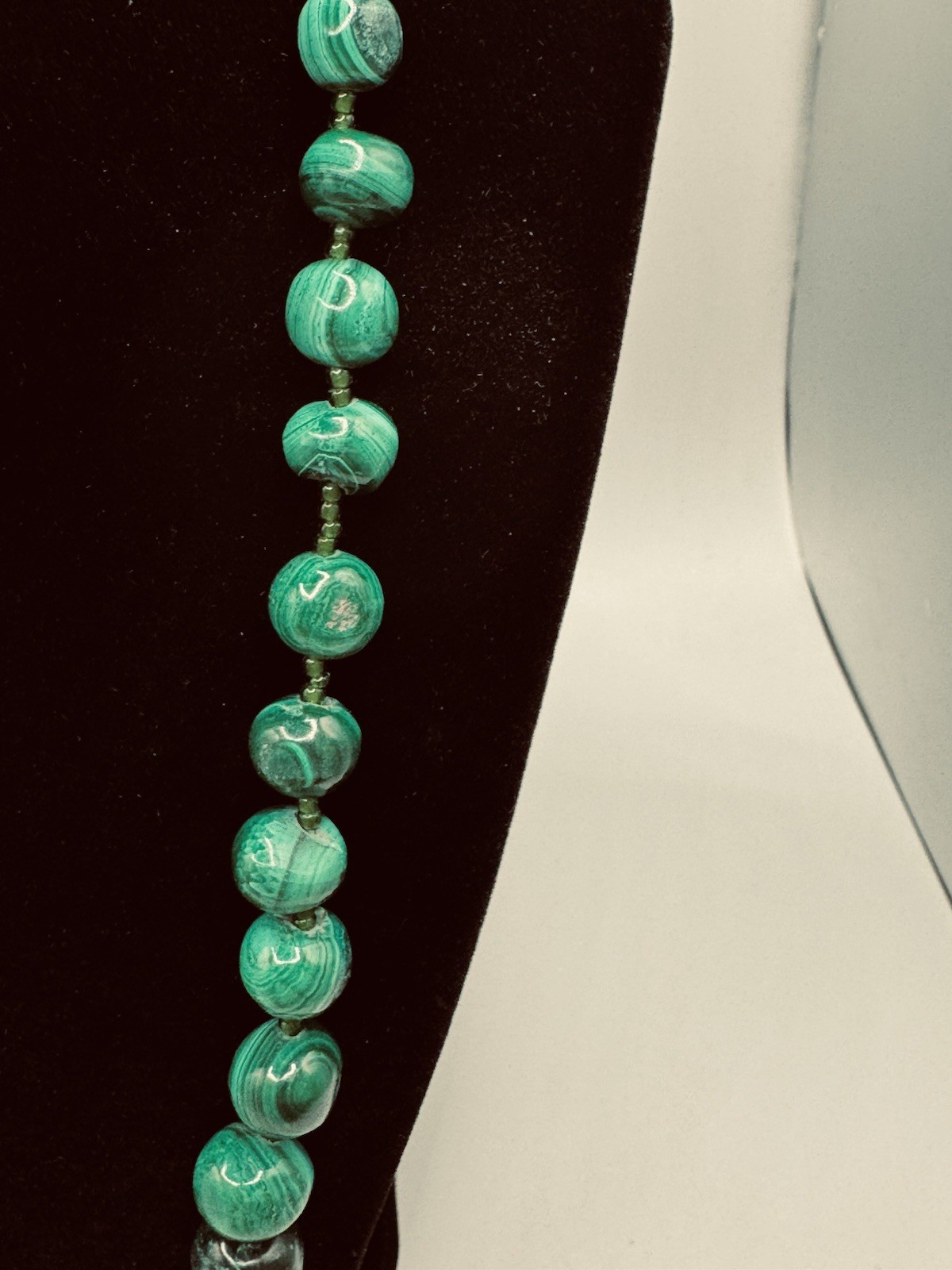 BEAUTIFUL VINTAGE GRADUATING IN SIZE MALACHITE BEADED NECKLACE 22″ INCHES