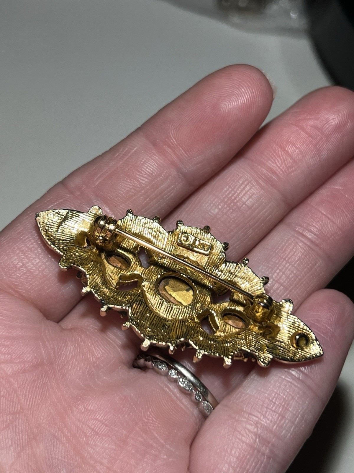 Vintage ART Red Garnet Rhinestone Gold Tone Brooch Pin