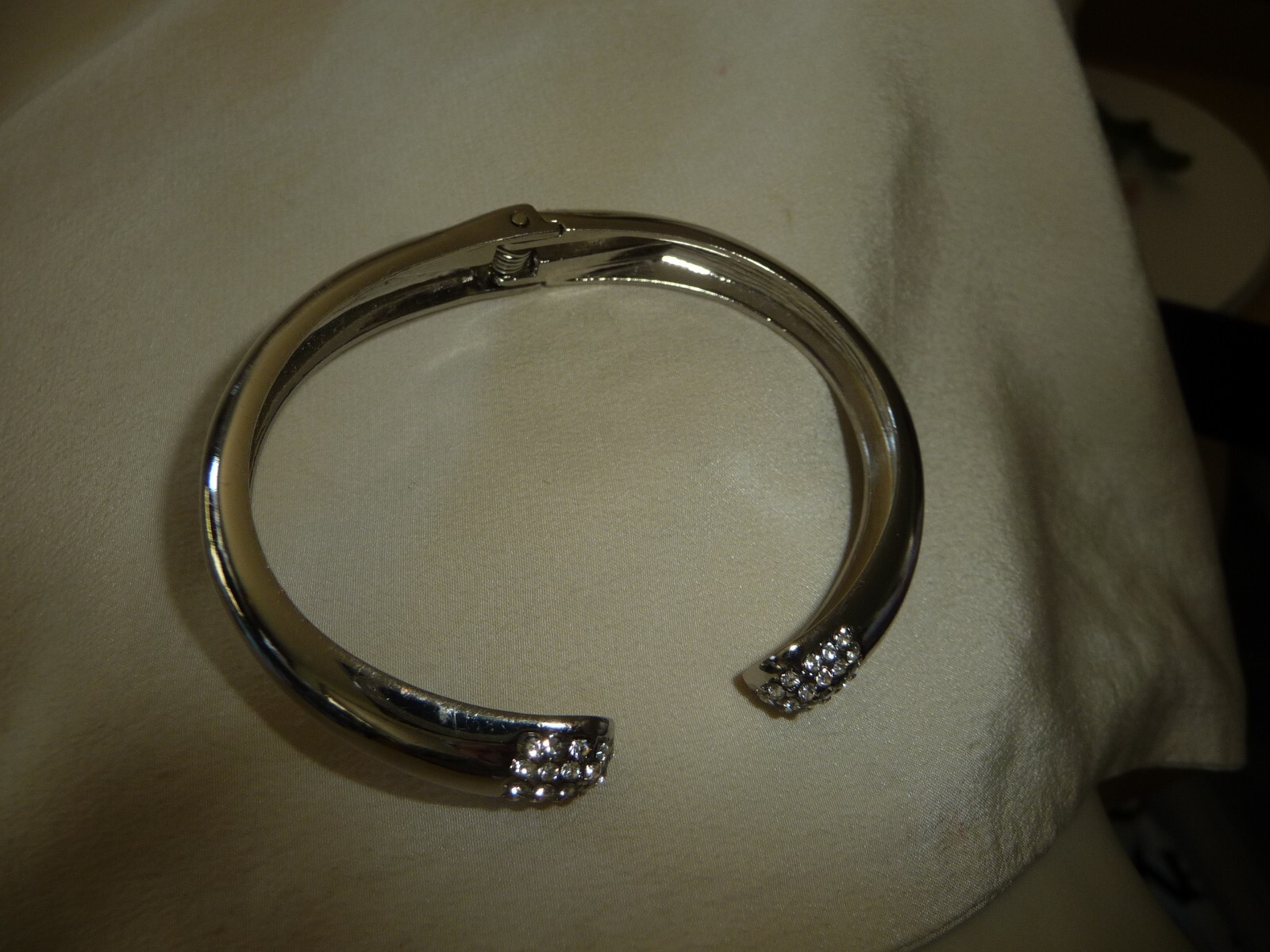 SILVER TONE RHINESTONES ENDS HINGED OPEN BANGLE BRACELET #1/12A