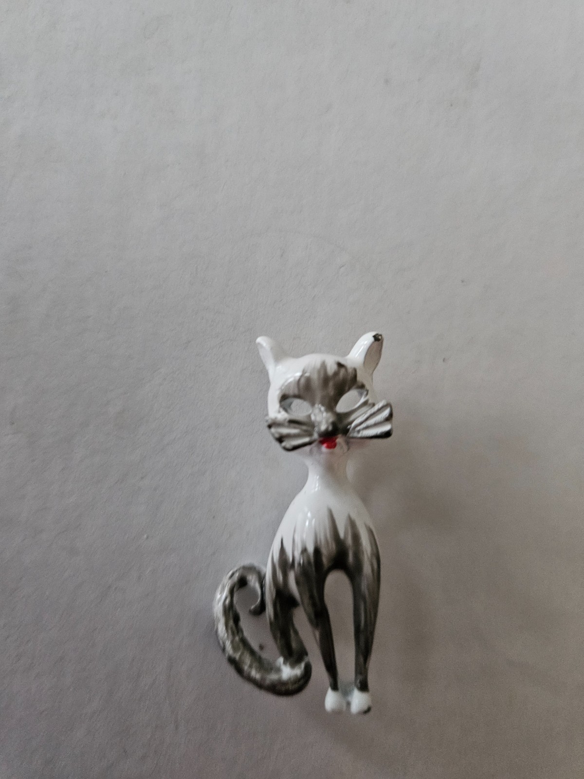 VINTAGE WHITE/BLACK METAL CAT PIN 1.5″ TALL