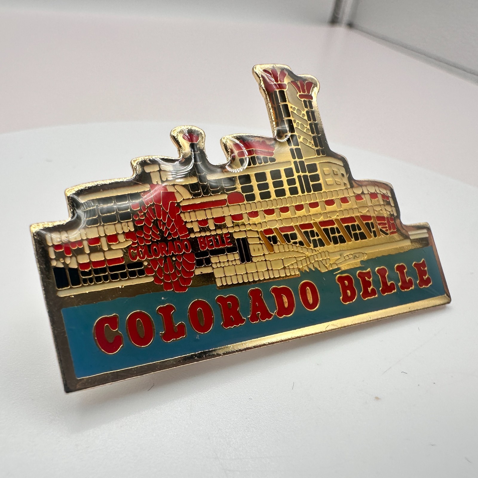 Vintage Y2K Gold Tone Colorado Belle Hotel Riverboat Enamel Lapel Pin Jewelry