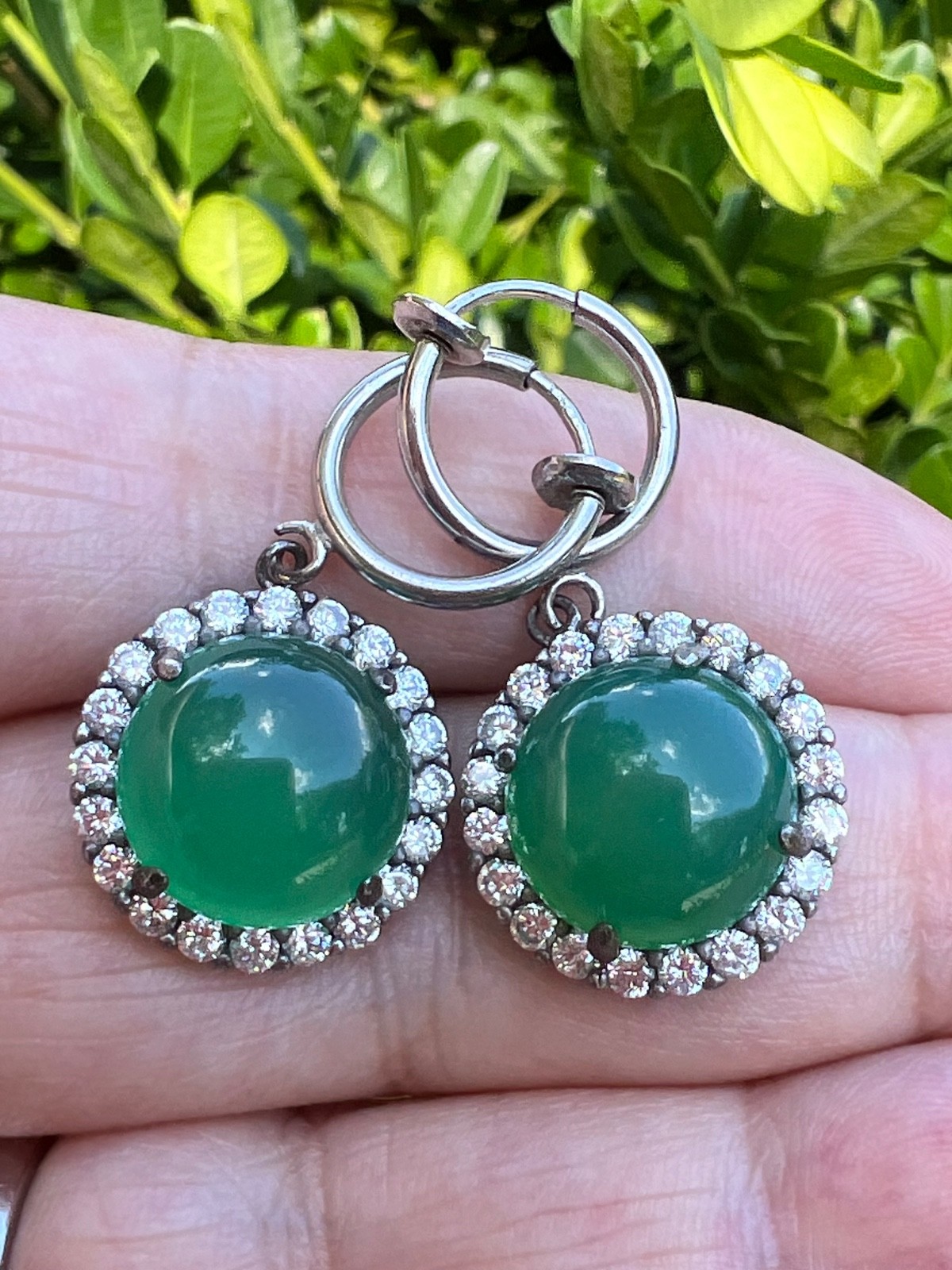 VINTAGE VIVID GREEN CABOCHON STONES DROP DANGLE SILVER TONE HOOP EARRINGS