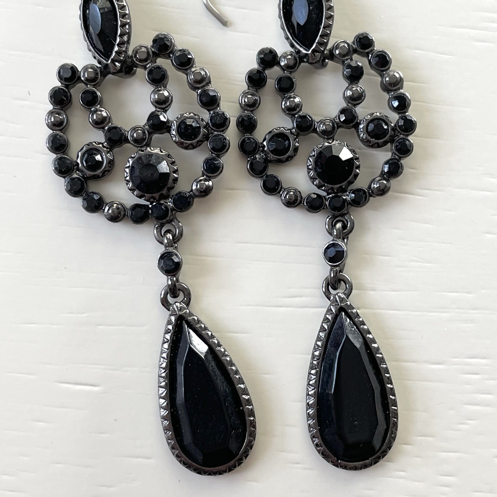 Vintage silvertone & black faceted plastic/acrylic stone dangle earrings goth
