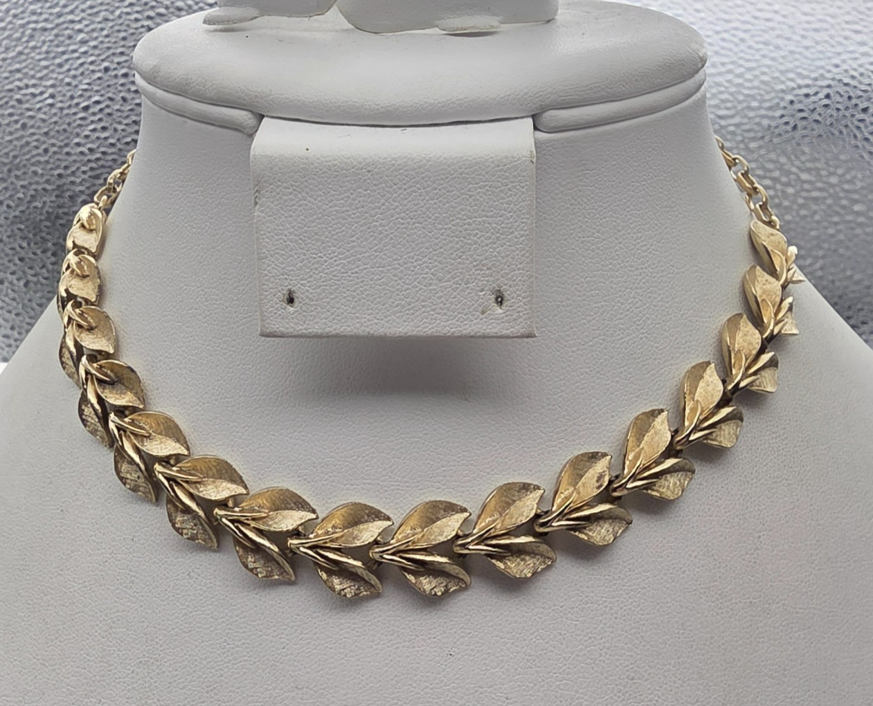 Signed Amerinique Brushed Gold Tone Metal Double Leaf Choker Necklace Vintage
