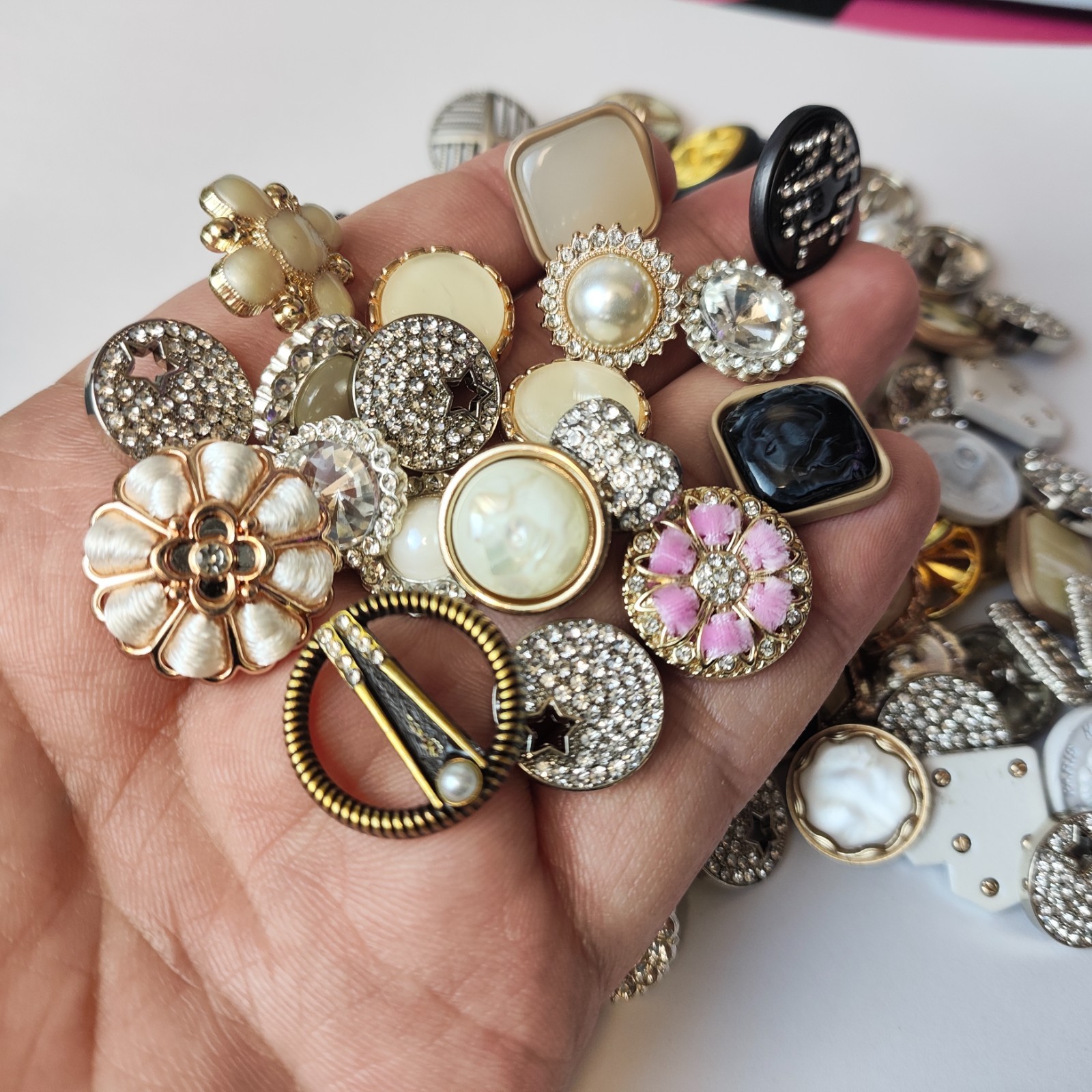 Vintage-now Costume Jewelry makeing Lots button Read Description 50pcs