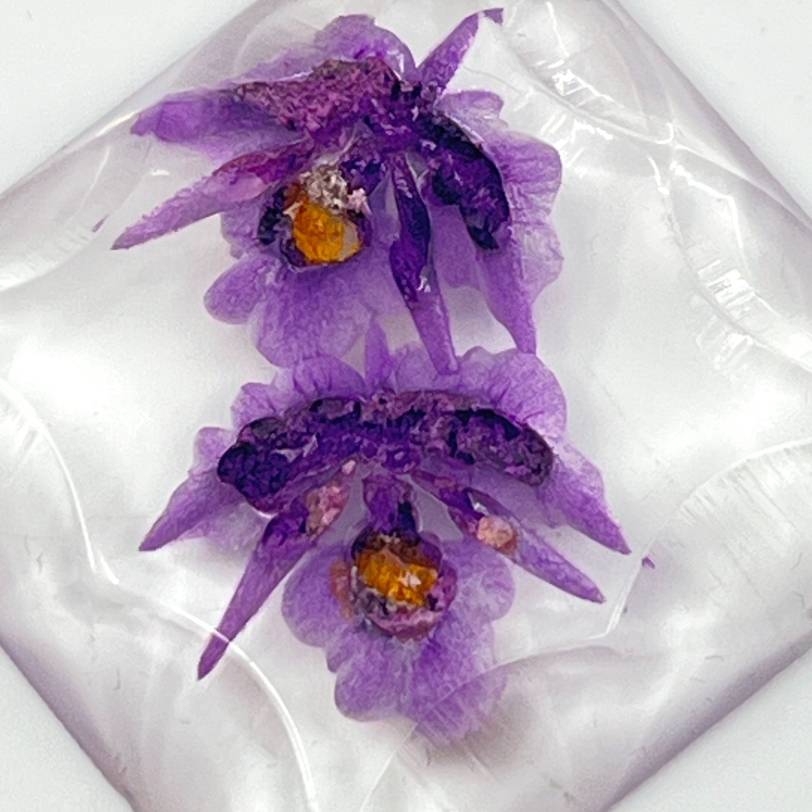 VTG Gold Tone Pressed Purple Orchid Resin Diamond Cut Pendant Link Bracelet