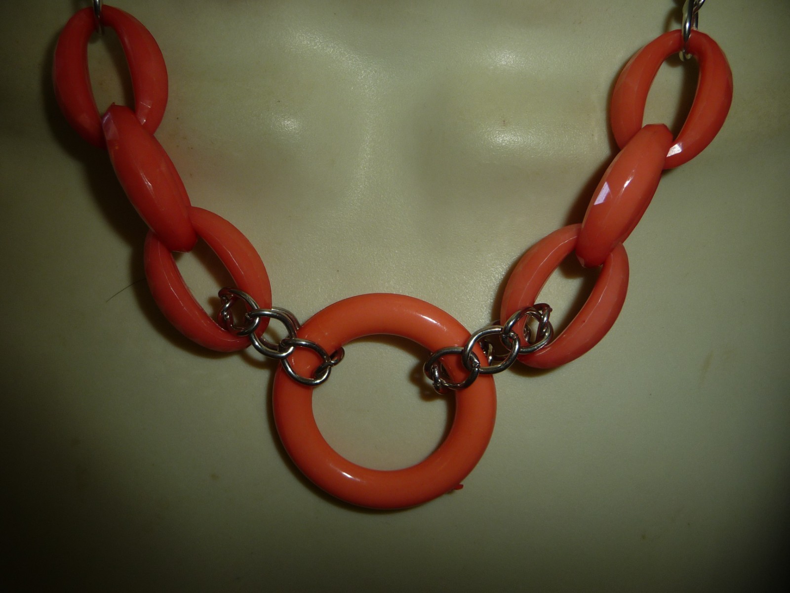 GWEN SIGNED GOLD TONE CHAIN W SALMON COLORED PLASTOC CIRCLES BINECKLACE #29/4