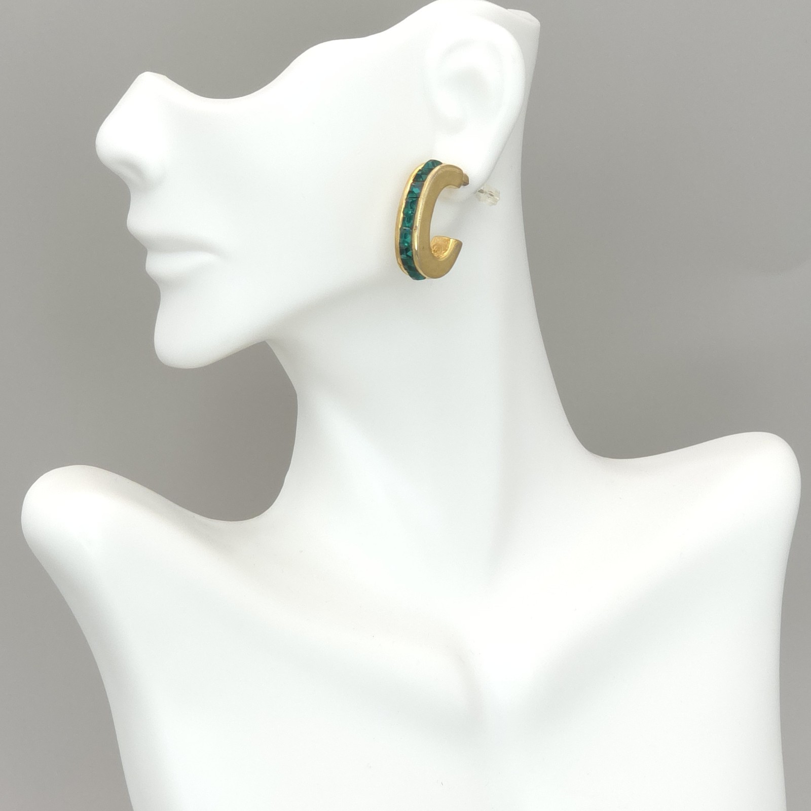 Carolee Vintage Emerald green 1/ 2hoop earrings, gold toned, almost 1″ 6mm wide