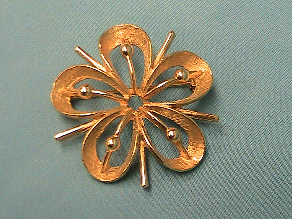 1 USED GOLD TONE FLOWER PIN BROOCH 1 1/2″ ACROSS